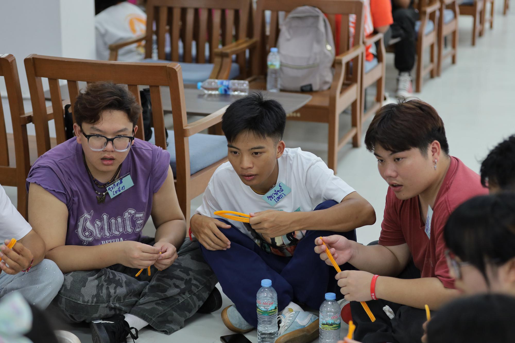 3. กิจกรรม DIY ประดิษฐ์ช่อดอกไม้รับปริญญาจากลวดกำมะหยี่