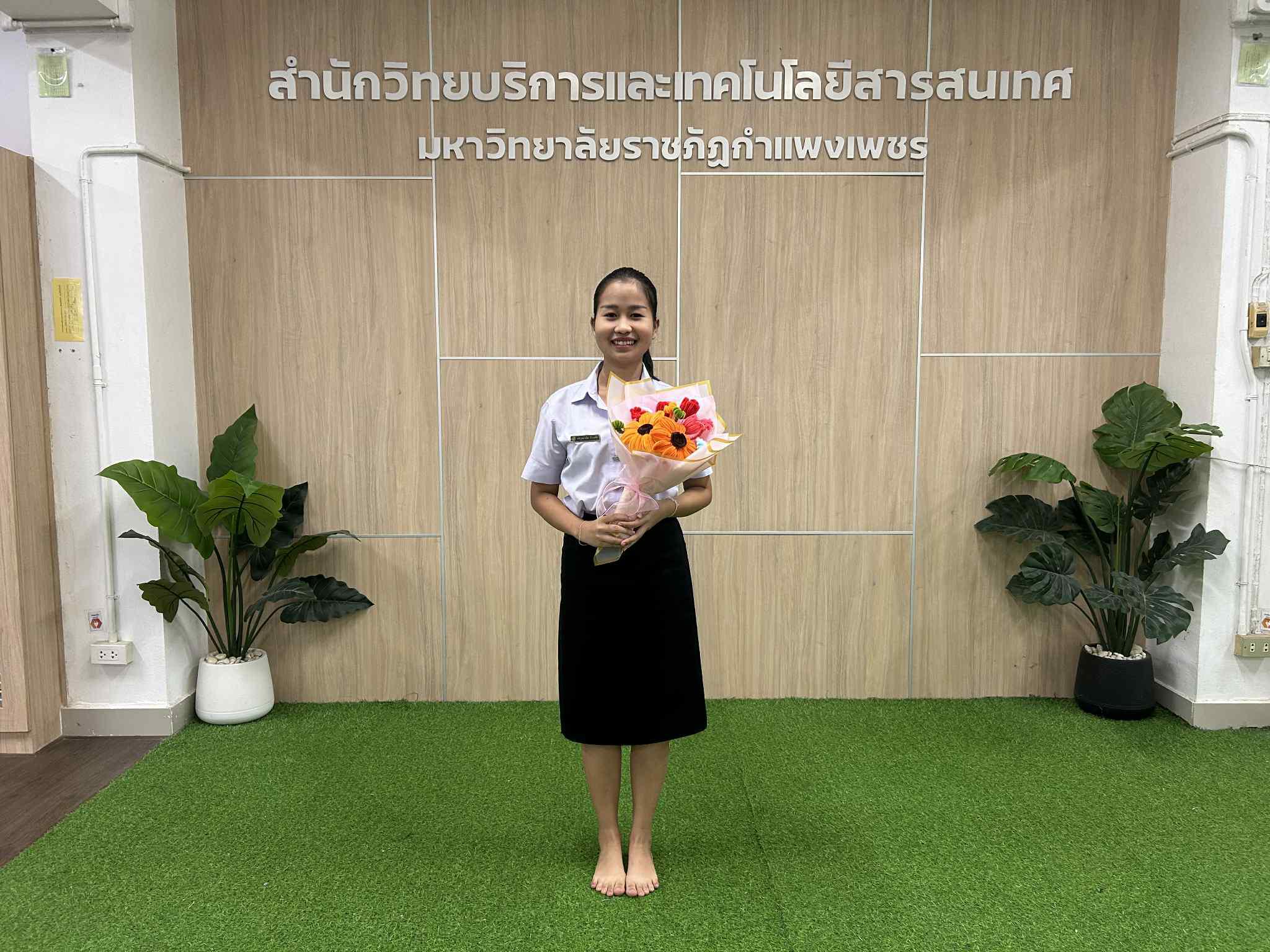 1. กิจกรรม DIY ประดิษฐ์ช่อดอกไม้รับปริญญาจากลวดกำมะหยี่