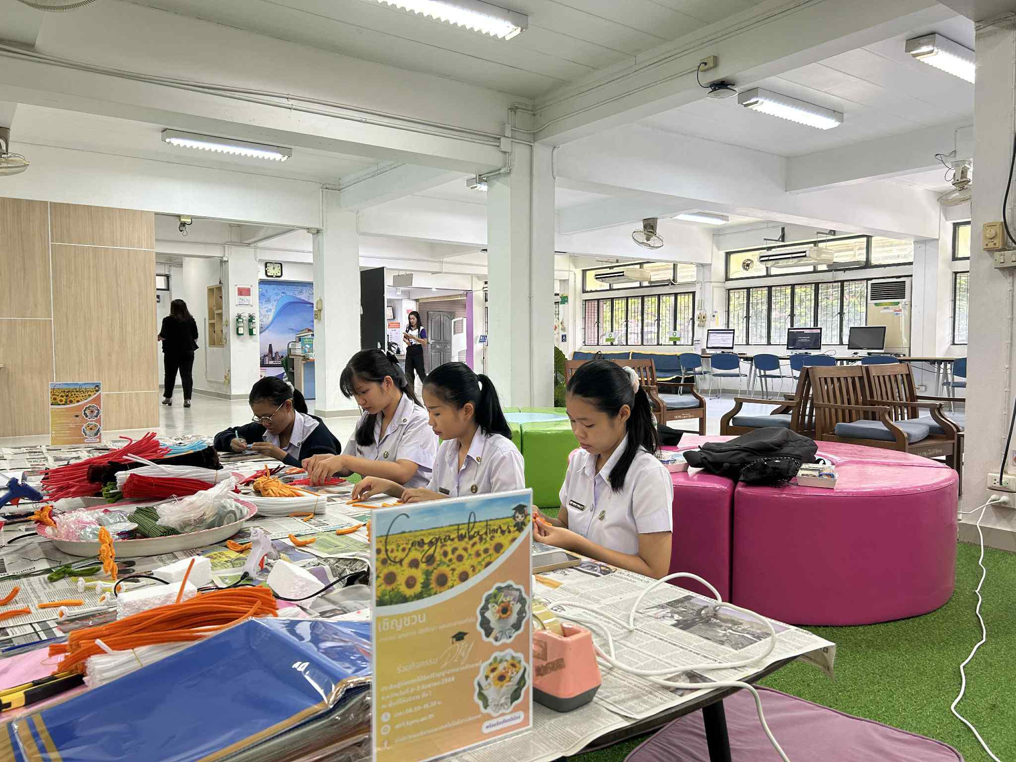 3. กิจกรรม DIY ประดิษฐ์ช่อดอกไม้รับปริญญาจากลวดกำมะหยี่