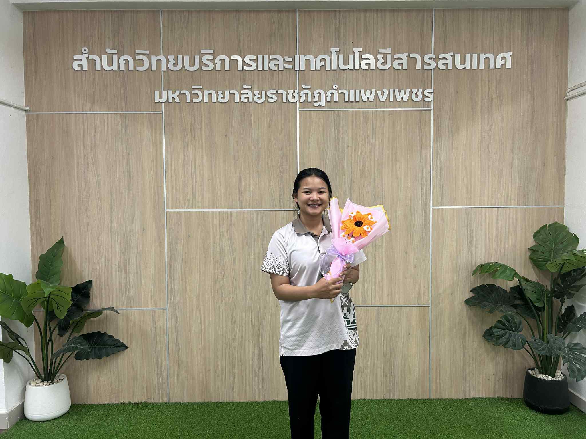 4. กิจกรรม DIY ประดิษฐ์ช่อดอกไม้รับปริญญาจากลวดกำมะหยี่