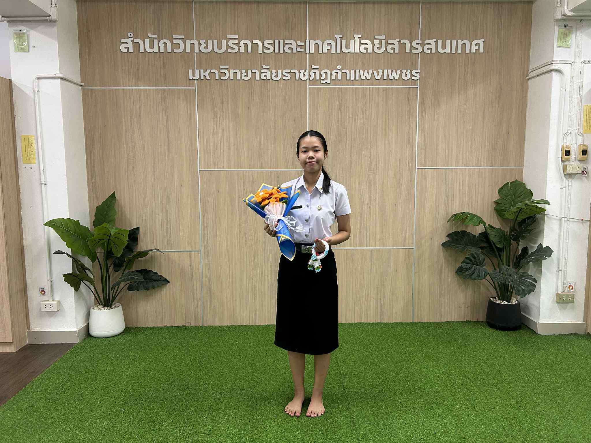 2. กิจกรรม DIY ประดิษฐ์ช่อดอกไม้รับปริญญาจากลวดกำมะหยี่