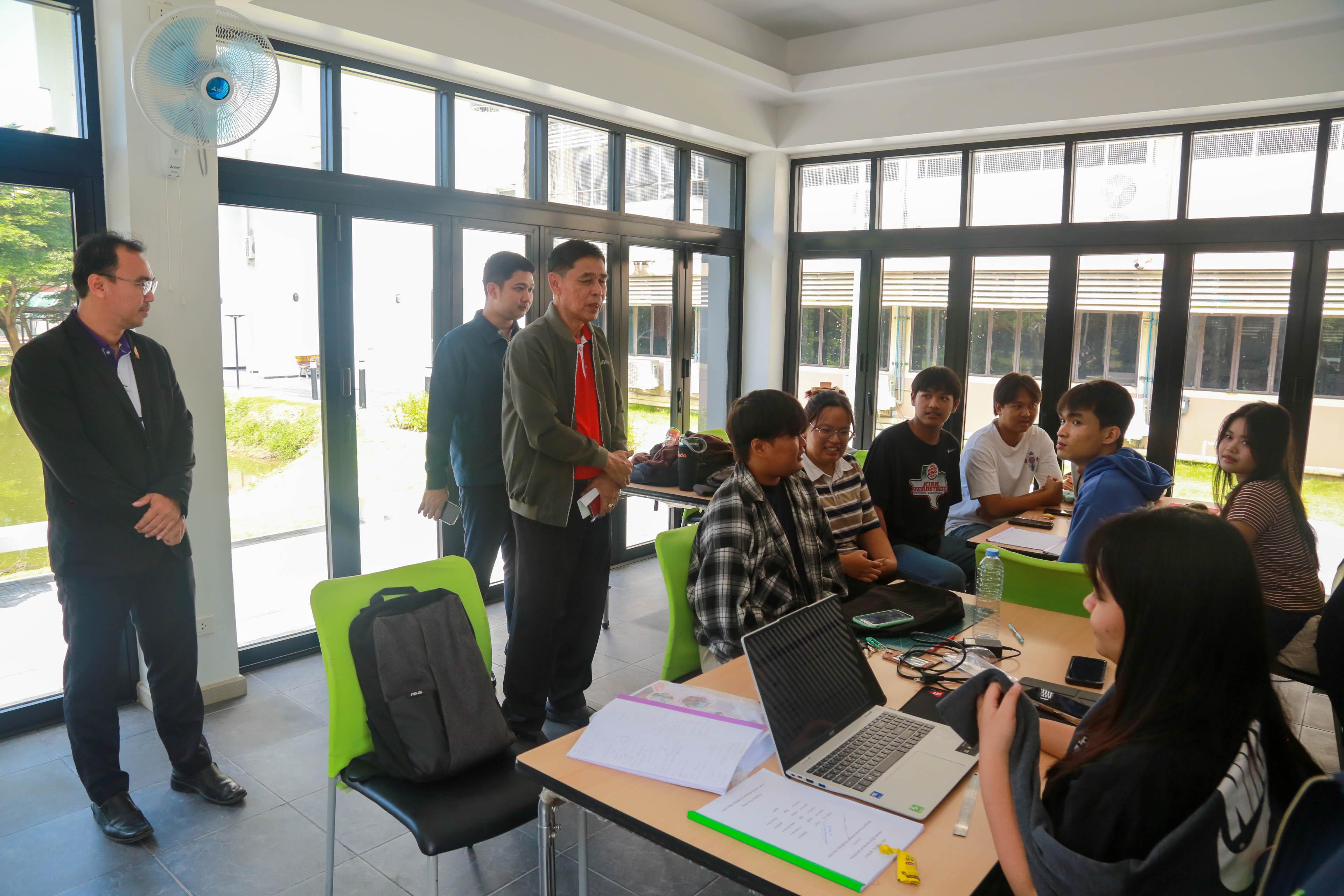 21. ต้อนรับ คณะผู้ทรงคุณวุฒิจากกองทุนเพื่อความเสมอภาคทางการศึกษา (กสศ.) ลงพื้นที่ศึกษาข้อมูลเชิงลึกในพื้นที่สถาบันผลิตและพัฒนาครู เพื่อคัดเลือกร่วมโครงการครูรัก(ษ์)ถิ่น รุ่นที่ 6 ปีการศึกษา 2569