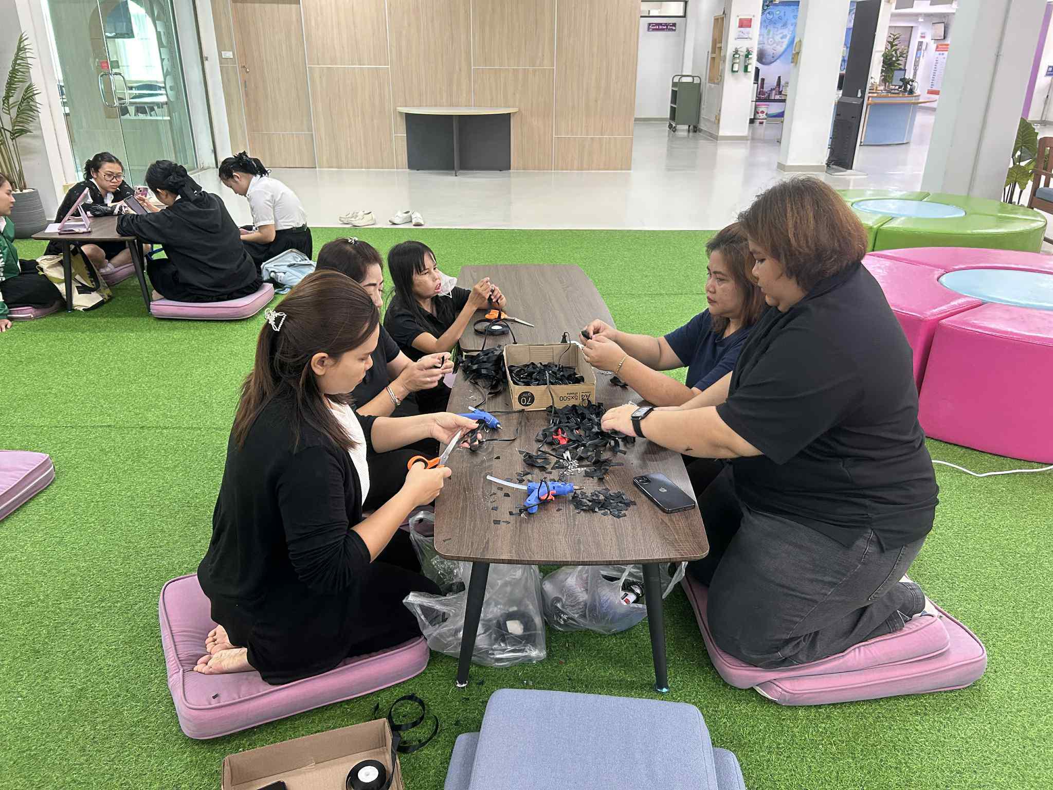 1. วันที่ 27 ตุลาคม 2568 กิจกรรมทำริบบิ้นไว้อาลัย