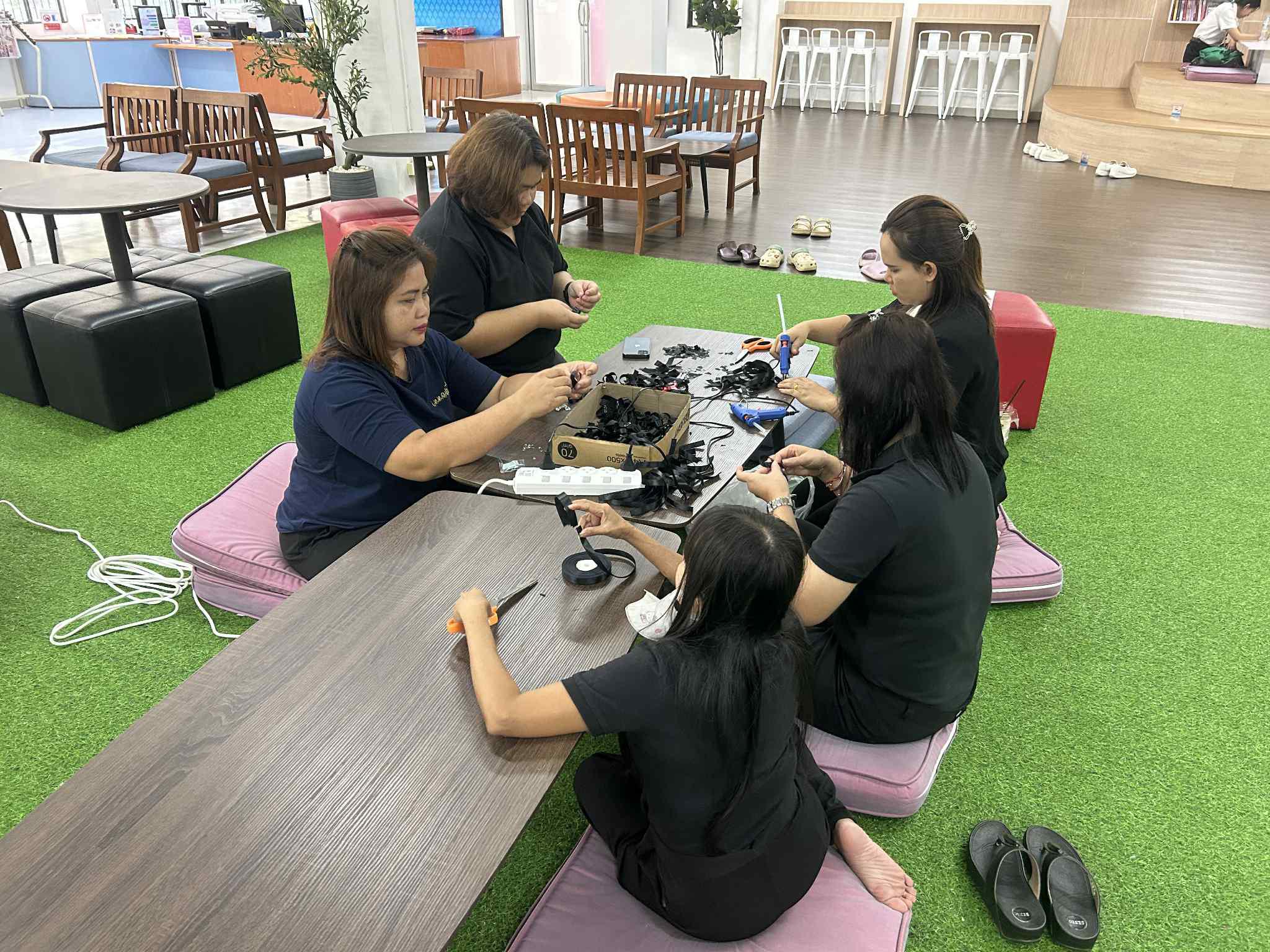สำนักวิทยบริการและเทคโนโลยีสารสนเทศ จัดกิจกรรมทำริบบิ้นไว้อาลัย เพื่อน้อมรำลึกในพระมหากรุณาธิคุุณ สมเด็จพระนางเจ้าสิริกิติ์พระบรมราชินีนาถ พระบรมราชชนนีพันปีหลวง
