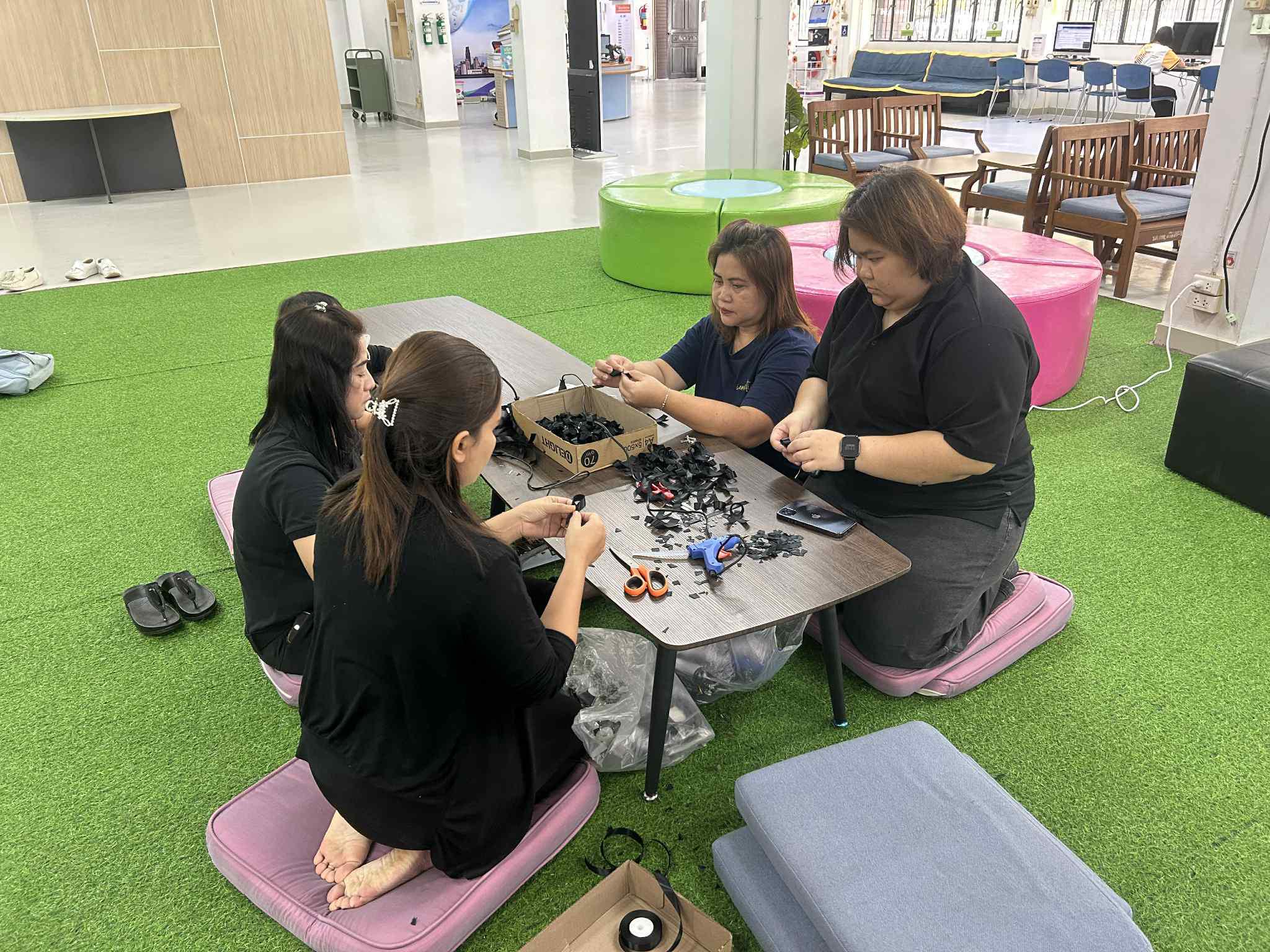 3. สำนักวิทยบริการและเทคโนโลยีสารสนเทศ จัดกิจกรรมทำริบบิ้นไว้อาลัย เพื่อน้อมรำลึกในพระมหากรุณาธิคุุณ สมเด็จพระนางเจ้าสิริกิติ์พระบรมราชินีนาถ พระบรมราชชนนีพันปีหลวง