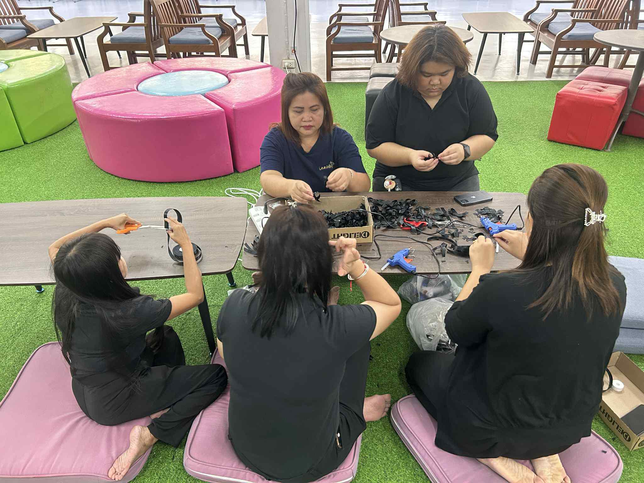 4. สำนักวิทยบริการและเทคโนโลยีสารสนเทศ จัดกิจกรรมทำริบบิ้นไว้อาลัย เพื่อน้อมรำลึกในพระมหากรุณาธิคุุณ สมเด็จพระนางเจ้าสิริกิติ์พระบรมราชินีนาถ พระบรมราชชนนีพันปีหลวง