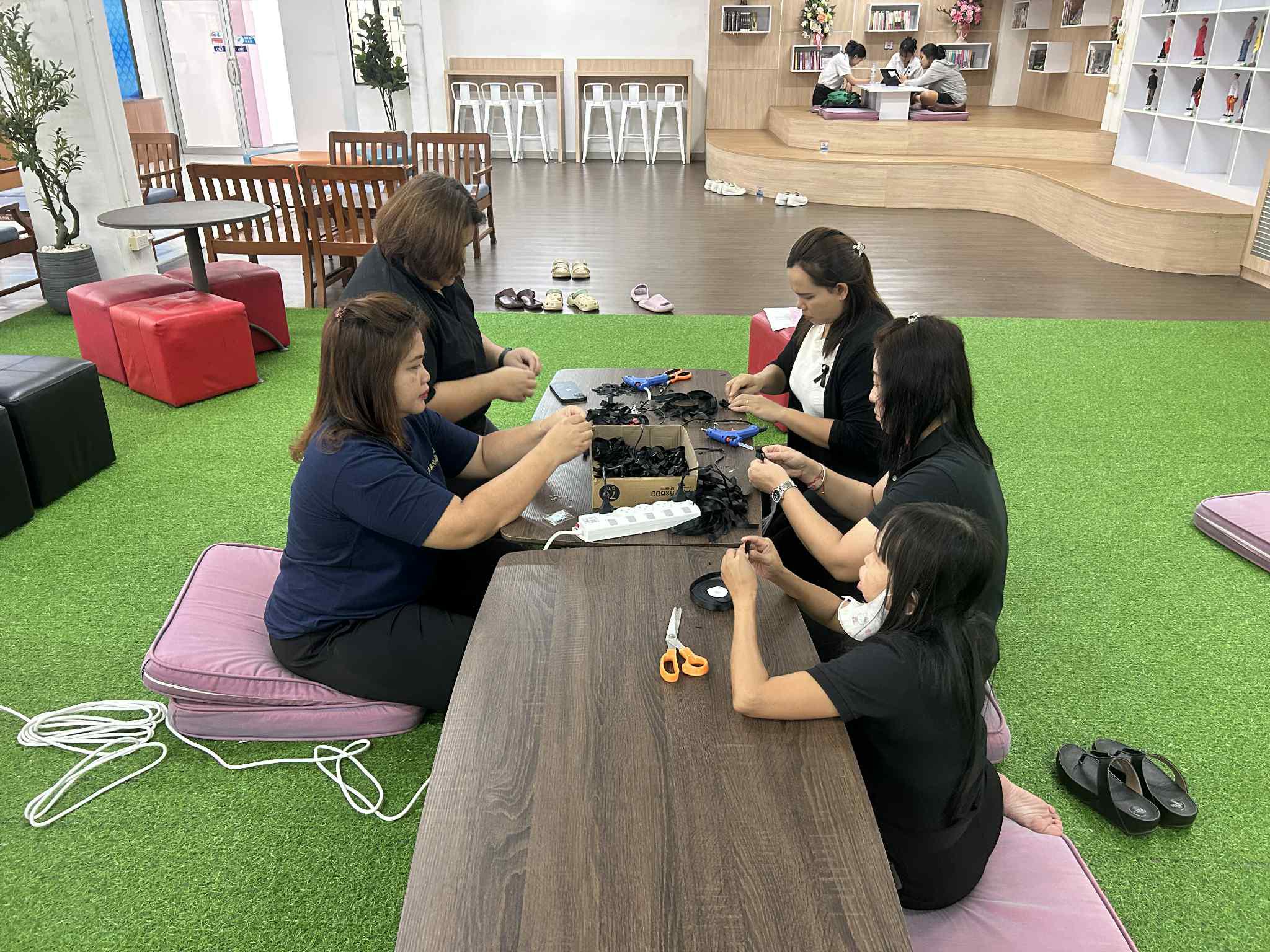 5. สำนักวิทยบริการและเทคโนโลยีสารสนเทศ จัดกิจกรรมทำริบบิ้นไว้อาลัย เพื่อน้อมรำลึกในพระมหากรุณาธิคุุณ สมเด็จพระนางเจ้าสิริกิติ์พระบรมราชินีนาถ พระบรมราชชนนีพันปีหลวง