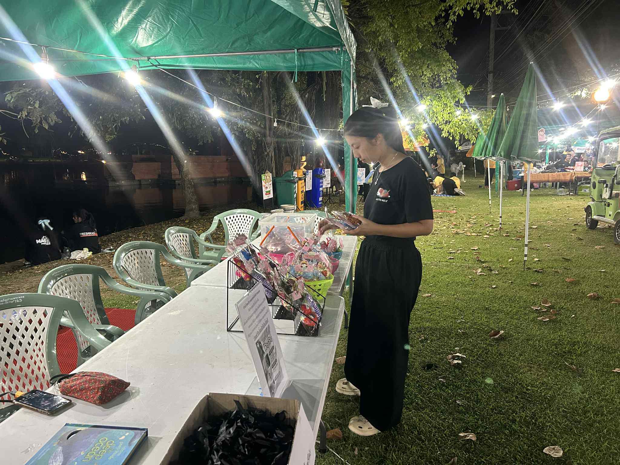 2. สำนักวิทยบริการและเทคโนโลยีสารสนเทศ จัดซุ้มกิจกรรมประดิษฐ์ DIY ตุ๊กตาการบูร และกิจกรรมทำริบบิ้นไว้อาลัย เพื่อน้อมรำลึกในพระมหากรุณาธิคุณ สมเด็จพระนางเจ้าสิริกิติ์พระบรมราชินีนาถ พระบรมราชชนนีพันปีหลวงงานตลาดสีเขียว ถนนคนเดิน KPRU Green Ping ครั้งที่ 4