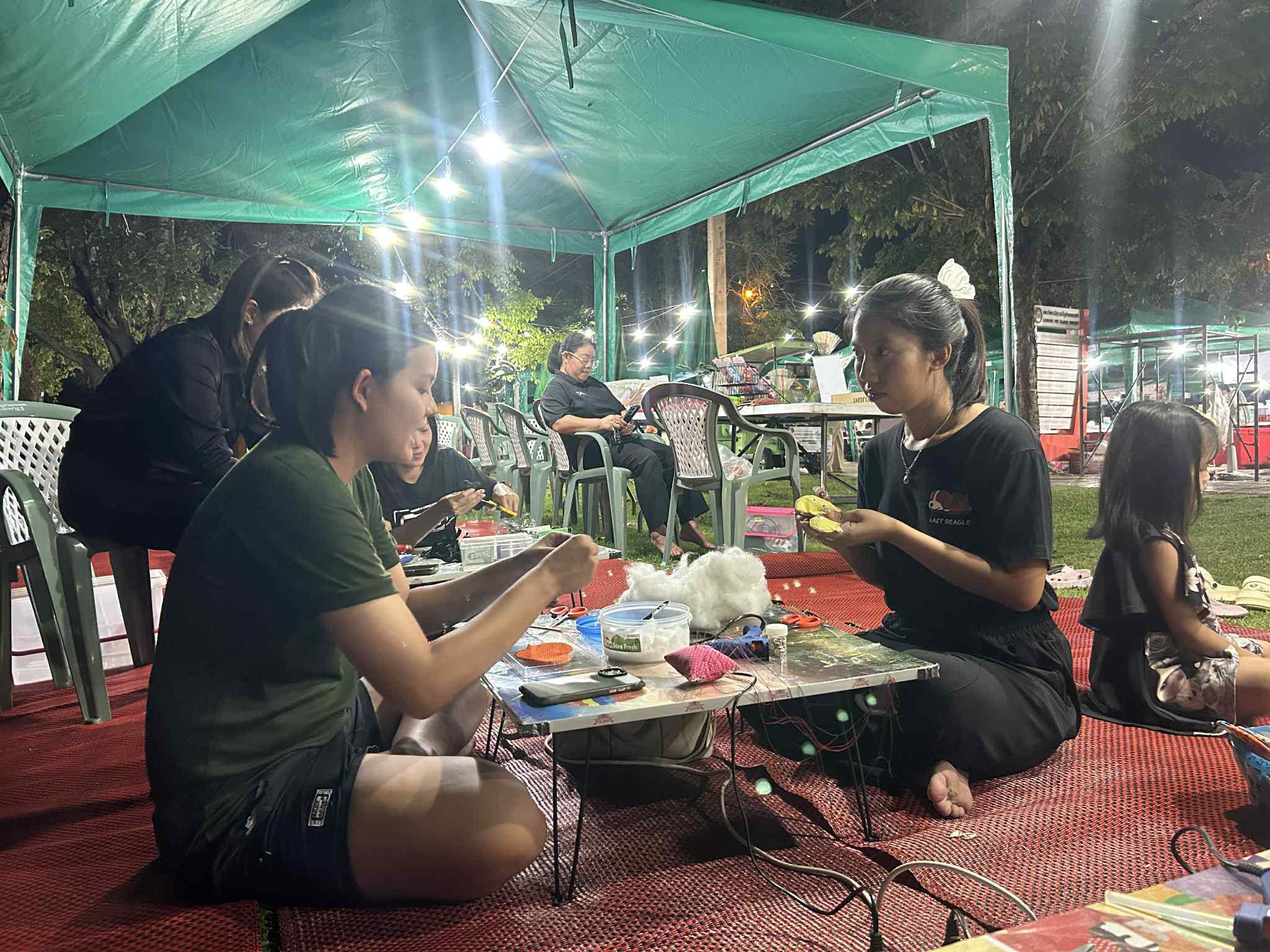 3. สำนักวิทยบริการและเทคโนโลยีสารสนเทศ จัดซุ้มกิจกรรมประดิษฐ์ DIY ตุ๊กตาการบูร และกิจกรรมทำริบบิ้นไว้อาลัย เพื่อน้อมรำลึกในพระมหากรุณาธิคุณ สมเด็จพระนางเจ้าสิริกิติ์พระบรมราชินีนาถ พระบรมราชชนนีพันปีหลวงงานตลาดสีเขียว ถนนคนเดิน KPRU Green Ping ครั้งที่ 4