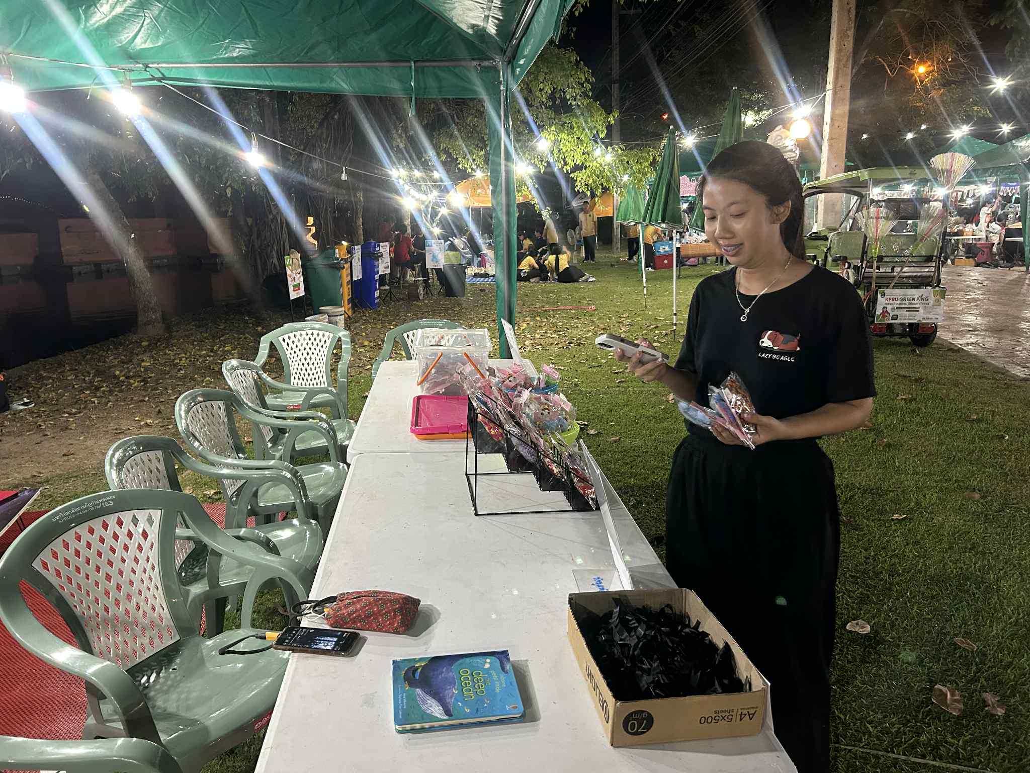 4. สำนักวิทยบริการและเทคโนโลยีสารสนเทศ จัดซุ้มกิจกรรมประดิษฐ์ DIY ตุ๊กตาการบูร และกิจกรรมทำริบบิ้นไว้อาลัย เพื่อน้อมรำลึกในพระมหากรุณาธิคุณ สมเด็จพระนางเจ้าสิริกิติ์พระบรมราชินีนาถ พระบรมราชชนนีพันปีหลวงงานตลาดสีเขียว ถนนคนเดิน KPRU Green Ping ครั้งที่ 4