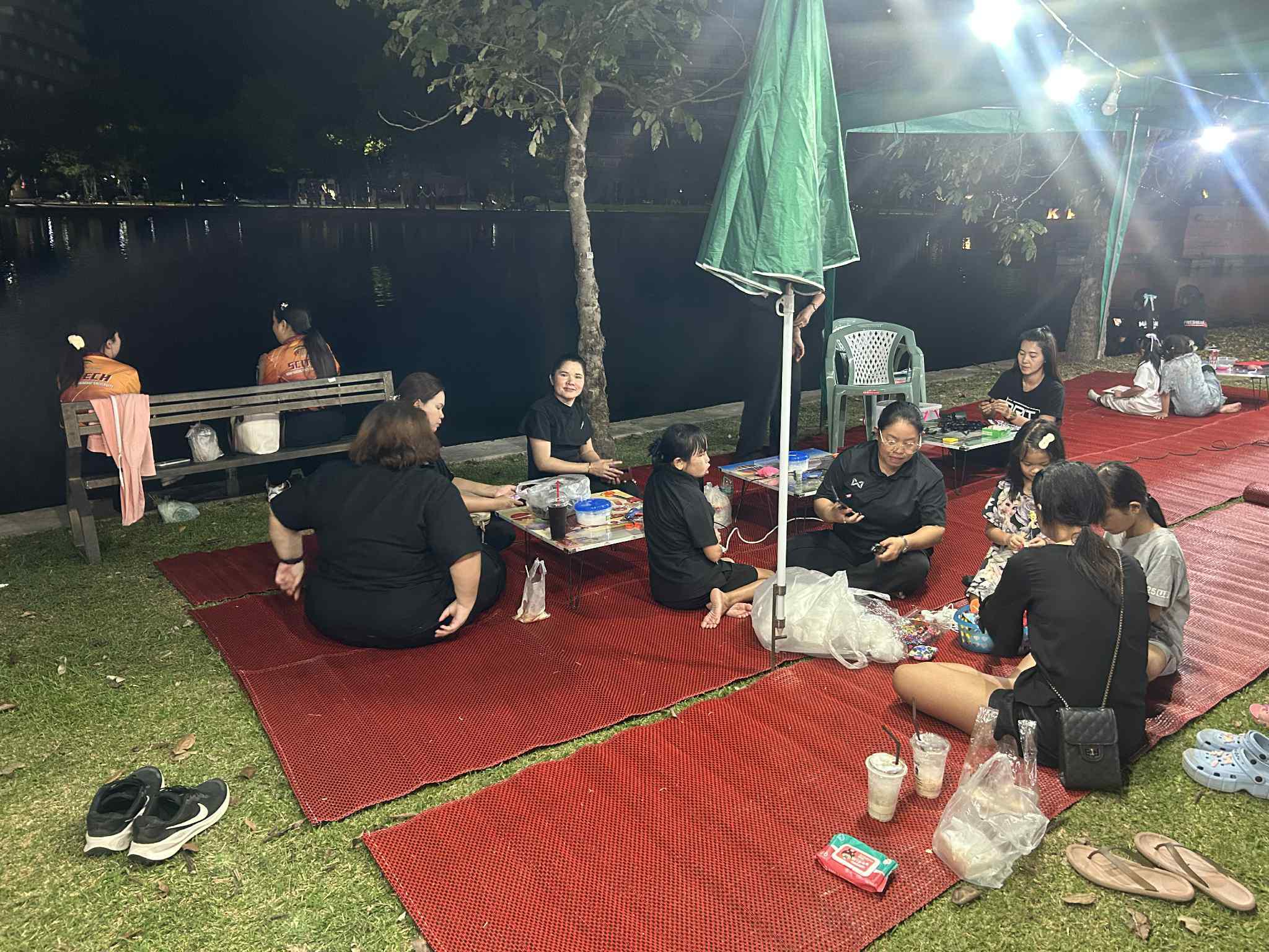 5. สำนักวิทยบริการและเทคโนโลยีสารสนเทศ จัดซุ้มกิจกรรมประดิษฐ์ DIY ตุ๊กตาการบูร และกิจกรรมทำริบบิ้นไว้อาลัย เพื่อน้อมรำลึกในพระมหากรุณาธิคุณ สมเด็จพระนางเจ้าสิริกิติ์พระบรมราชินีนาถ พระบรมราชชนนีพันปีหลวงงานตลาดสีเขียว ถนนคนเดิน KPRU Green Ping ครั้งที่ 4