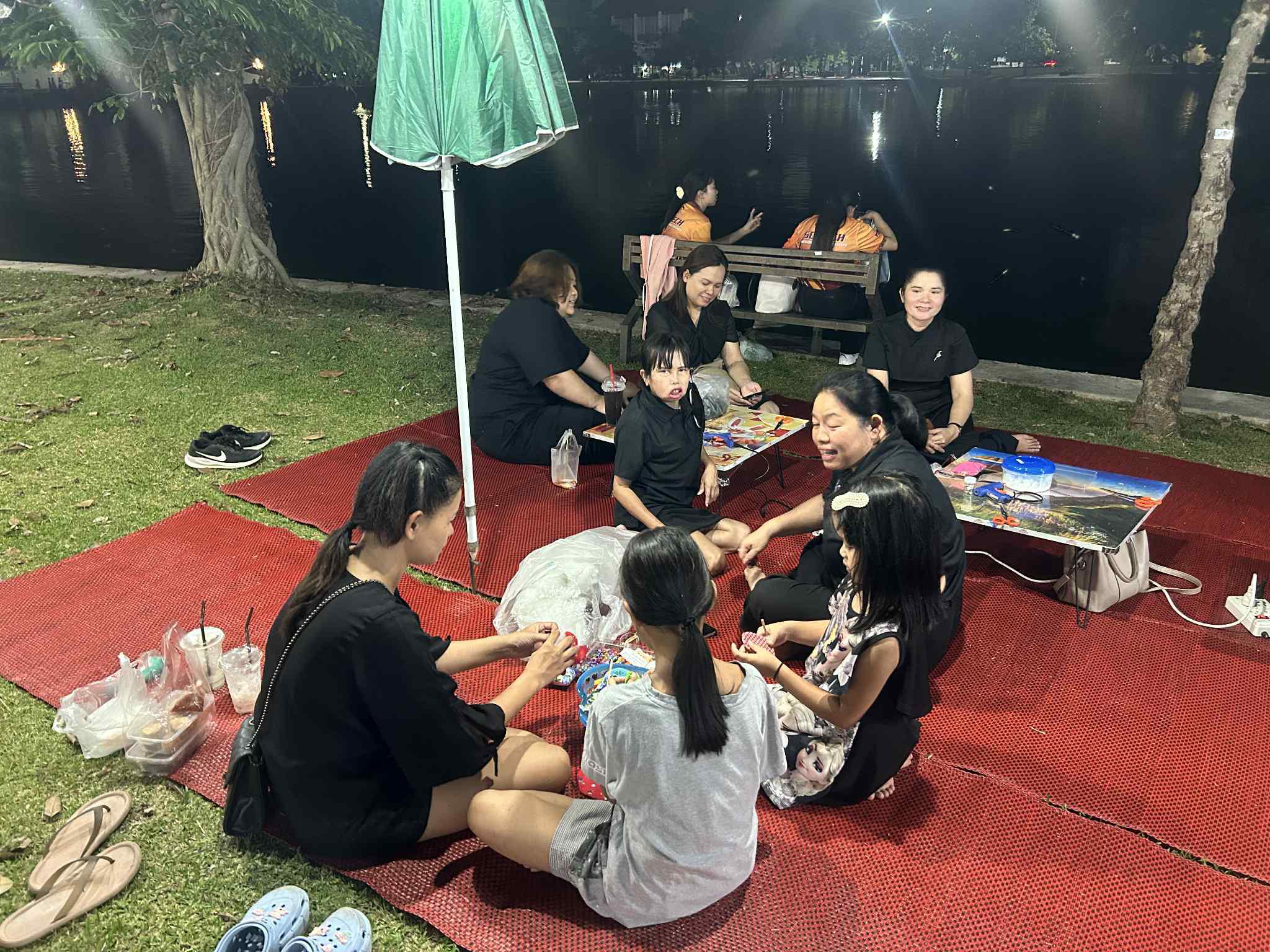 7. สำนักวิทยบริการและเทคโนโลยีสารสนเทศ จัดซุ้มกิจกรรมประดิษฐ์ DIY ตุ๊กตาการบูร และกิจกรรมทำริบบิ้นไว้อาลัย เพื่อน้อมรำลึกในพระมหากรุณาธิคุณ สมเด็จพระนางเจ้าสิริกิติ์พระบรมราชินีนาถ พระบรมราชชนนีพันปีหลวงงานตลาดสีเขียว ถนนคนเดิน KPRU Green Ping ครั้งที่ 4