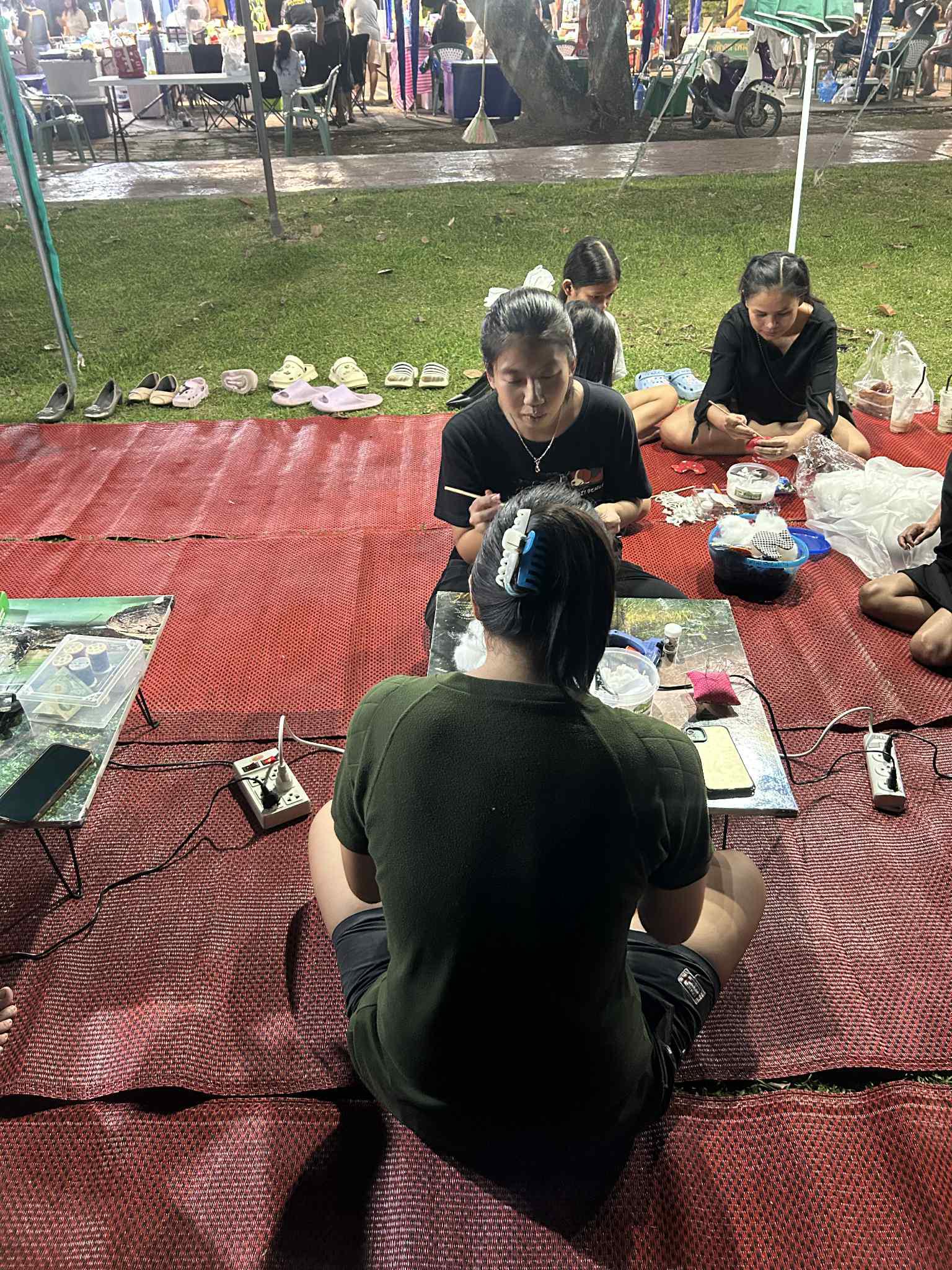 8. สำนักวิทยบริการและเทคโนโลยีสารสนเทศ จัดซุ้มกิจกรรมประดิษฐ์ DIY ตุ๊กตาการบูร และกิจกรรมทำริบบิ้นไว้อาลัย เพื่อน้อมรำลึกในพระมหากรุณาธิคุณ สมเด็จพระนางเจ้าสิริกิติ์พระบรมราชินีนาถ พระบรมราชชนนีพันปีหลวงงานตลาดสีเขียว ถนนคนเดิน KPRU Green Ping ครั้งที่ 4