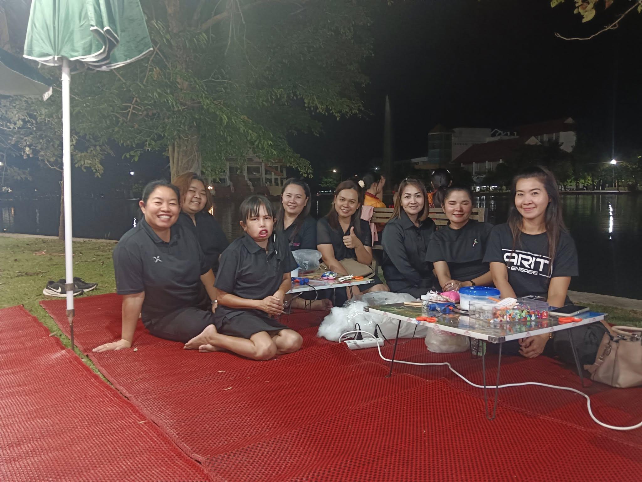 สำนักวิทยบริการและเทคโนโลยีสารสนเทศ จัดซุ้มกิจกรรมประดิษฐ์ DIY ตุ๊กตาการบูร และกิจกรรมทำริบบิ้นไว้อาลัย เพื่อน้อมรำลึกในพระมหากรุณาธิคุณ สมเด็จพระนางเจ้าสิริกิติ์พระบรมราชินีนาถ พระบรมราชชนนีพันปีหลวงงานตลาดสีเขียว ถนนคนเดิน KPRU Green Ping ครั้งที่ 4