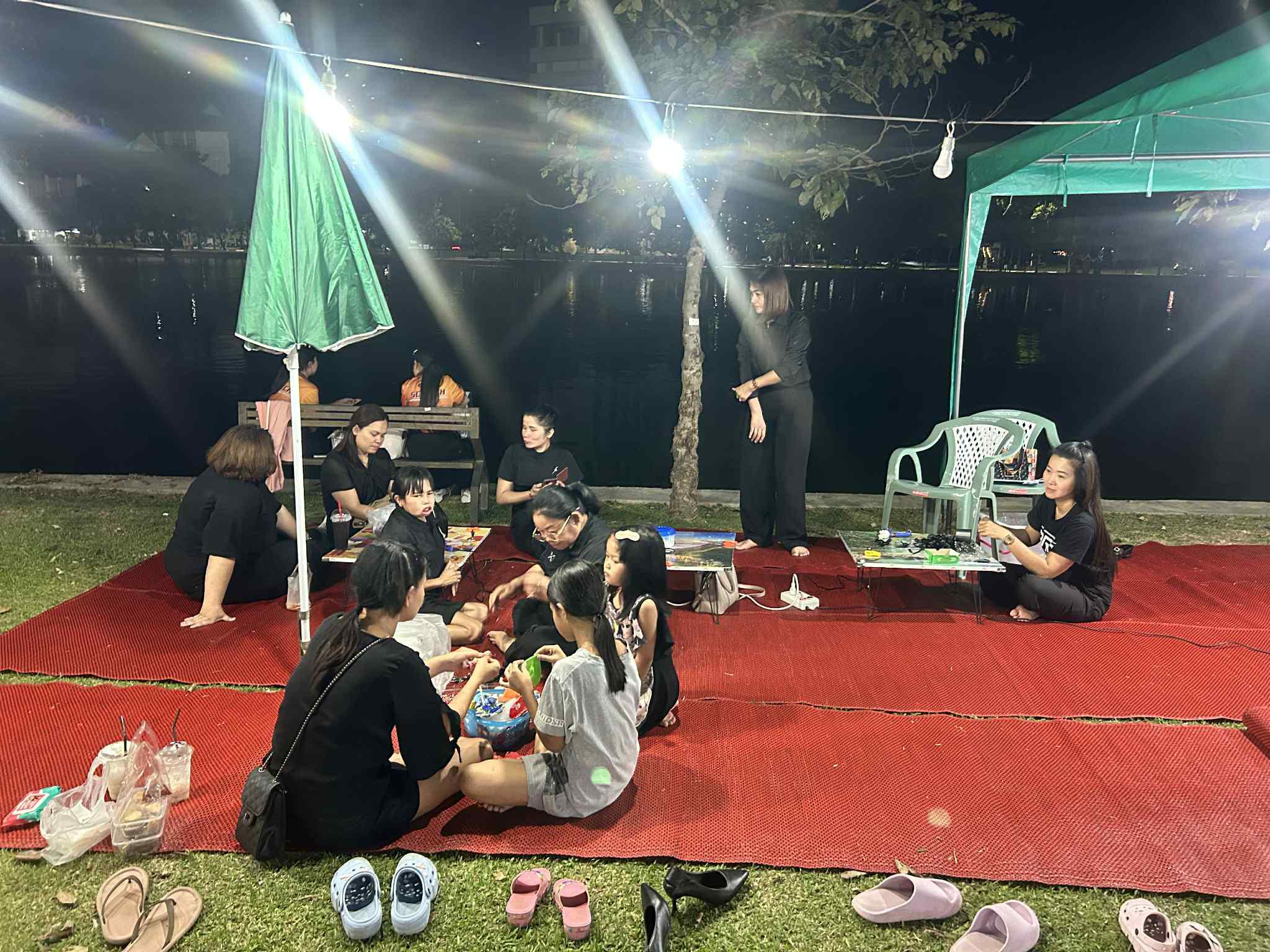 10. สำนักวิทยบริการและเทคโนโลยีสารสนเทศ จัดซุ้มกิจกรรมประดิษฐ์ DIY ตุ๊กตาการบูร และกิจกรรมทำริบบิ้นไว้อาลัย เพื่อน้อมรำลึกในพระมหากรุณาธิคุณ สมเด็จพระนางเจ้าสิริกิติ์พระบรมราชินีนาถ พระบรมราชชนนีพันปีหลวงงานตลาดสีเขียว ถนนคนเดิน KPRU Green Ping ครั้งที่ 4