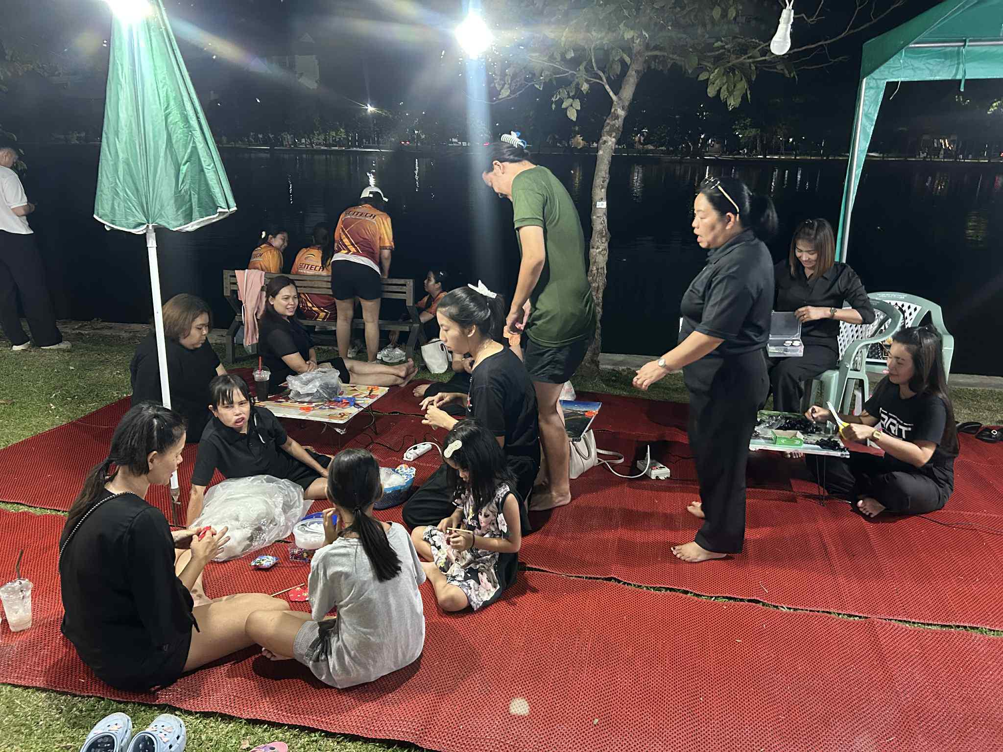 11. สำนักวิทยบริการและเทคโนโลยีสารสนเทศ จัดซุ้มกิจกรรมประดิษฐ์ DIY ตุ๊กตาการบูร และกิจกรรมทำริบบิ้นไว้อาลัย เพื่อน้อมรำลึกในพระมหากรุณาธิคุณ สมเด็จพระนางเจ้าสิริกิติ์พระบรมราชินีนาถ พระบรมราชชนนีพันปีหลวงงานตลาดสีเขียว ถนนคนเดิน KPRU Green Ping ครั้งที่ 4