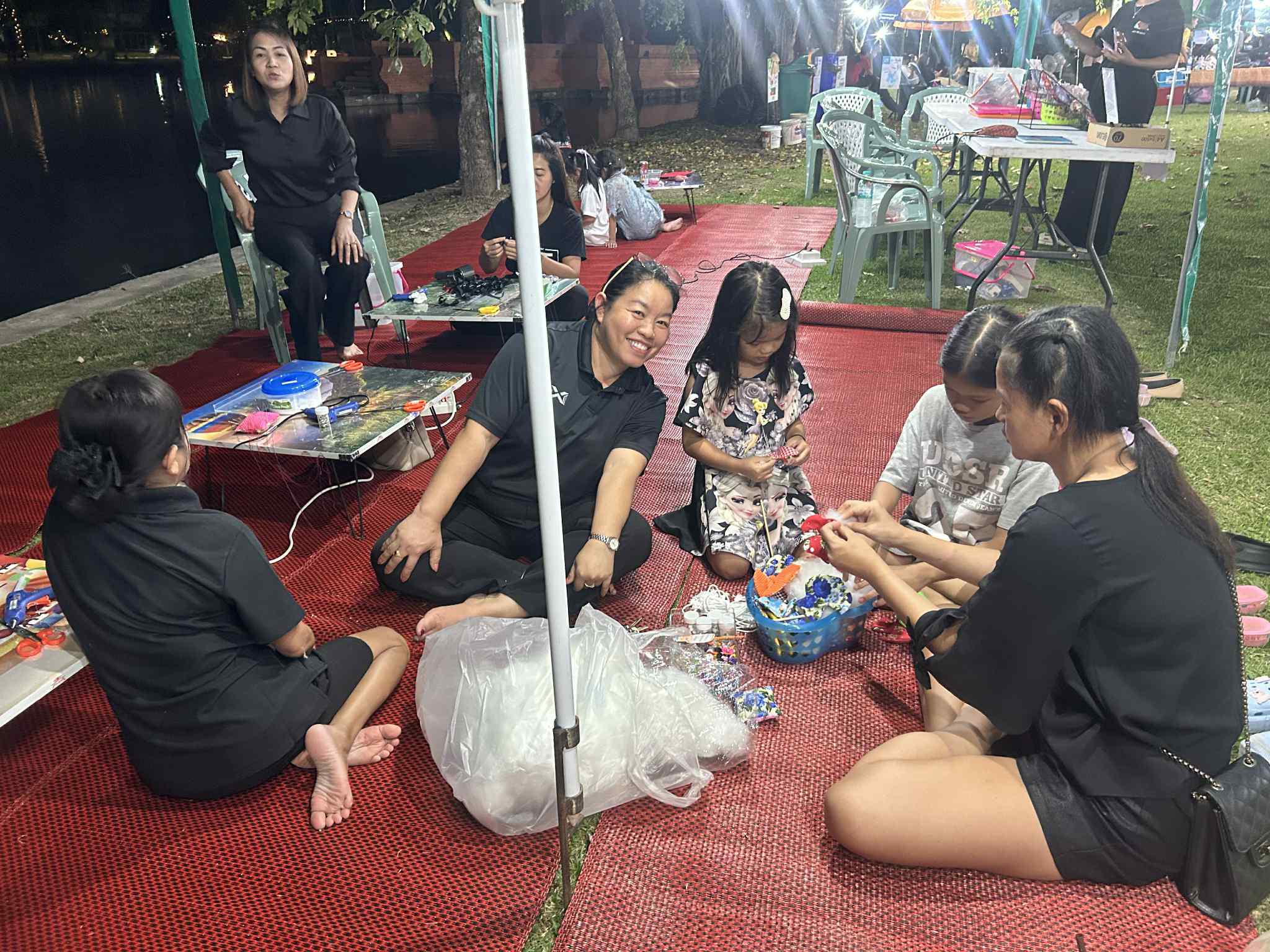 12. สำนักวิทยบริการและเทคโนโลยีสารสนเทศ จัดซุ้มกิจกรรมประดิษฐ์ DIY ตุ๊กตาการบูร และกิจกรรมทำริบบิ้นไว้อาลัย เพื่อน้อมรำลึกในพระมหากรุณาธิคุณ สมเด็จพระนางเจ้าสิริกิติ์พระบรมราชินีนาถ พระบรมราชชนนีพันปีหลวงงานตลาดสีเขียว ถนนคนเดิน KPRU Green Ping ครั้งที่ 4