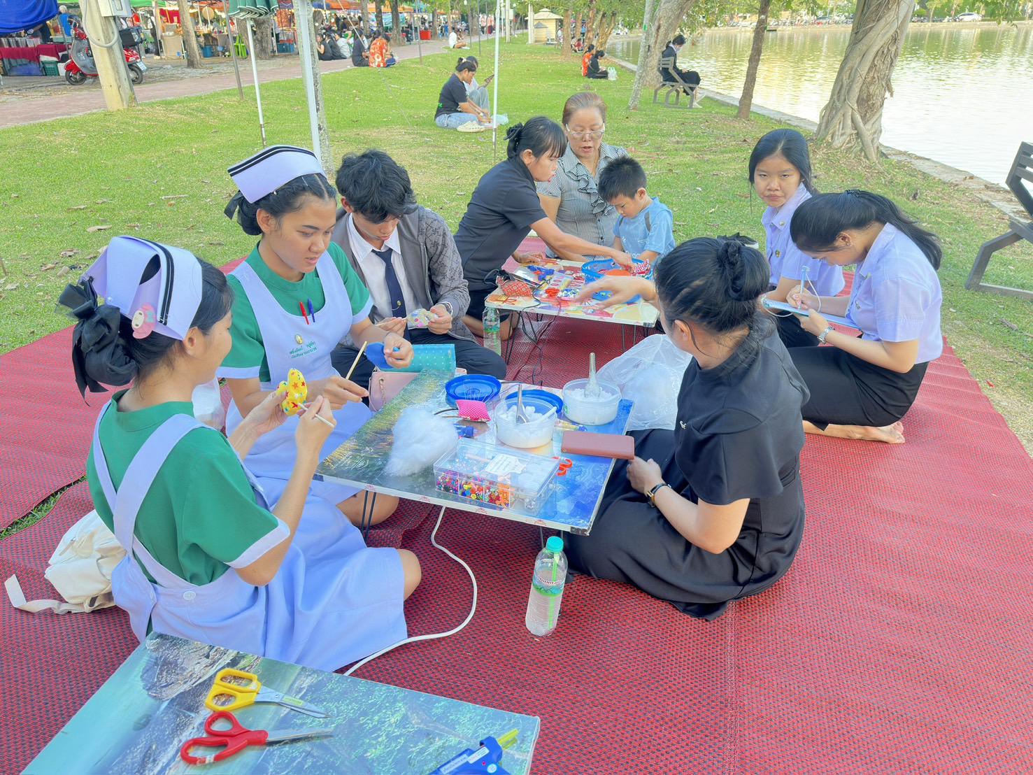 13. สำนักวิทยบริการและเทคโนโลยีสารสนเทศ จัดซุ้มกิจกรรมประดิษฐ์ DIY ตุ๊กตาการบูร และกิจกรรมทำริบบิ้นไว้อาลัย เพื่อน้อมรำลึกในพระมหากรุณาธิคุณ สมเด็จพระนางเจ้าสิริกิติ์พระบรมราชินีนาถ พระบรมราชชนนีพันปีหลวงงานตลาดสีเขียว ถนนคนเดิน KPRU Green Ping ครั้งที่ 4