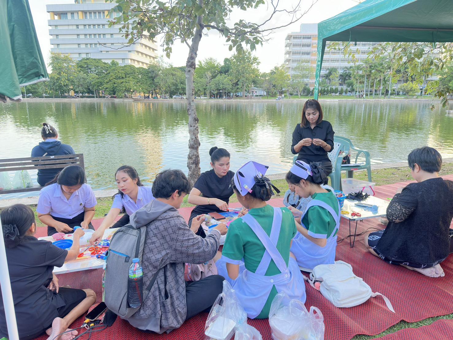 14. สำนักวิทยบริการและเทคโนโลยีสารสนเทศ จัดซุ้มกิจกรรมประดิษฐ์ DIY ตุ๊กตาการบูร และกิจกรรมทำริบบิ้นไว้อาลัย เพื่อน้อมรำลึกในพระมหากรุณาธิคุณ สมเด็จพระนางเจ้าสิริกิติ์พระบรมราชินีนาถ พระบรมราชชนนีพันปีหลวงงานตลาดสีเขียว ถนนคนเดิน KPRU Green Ping ครั้งที่ 4