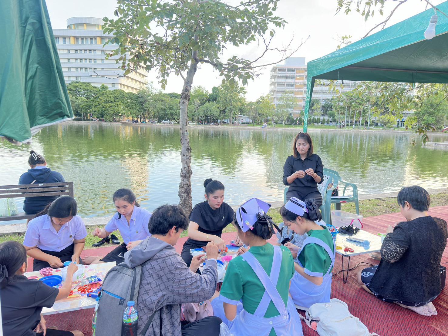 15. สำนักวิทยบริการและเทคโนโลยีสารสนเทศ จัดซุ้มกิจกรรมประดิษฐ์ DIY ตุ๊กตาการบูร และกิจกรรมทำริบบิ้นไว้อาลัย เพื่อน้อมรำลึกในพระมหากรุณาธิคุณ สมเด็จพระนางเจ้าสิริกิติ์พระบรมราชินีนาถ พระบรมราชชนนีพันปีหลวงงานตลาดสีเขียว ถนนคนเดิน KPRU Green Ping ครั้งที่ 4