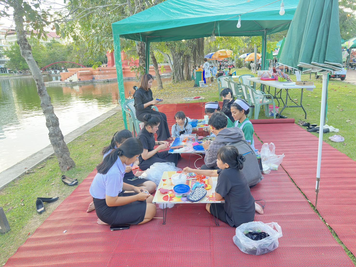 16. สำนักวิทยบริการและเทคโนโลยีสารสนเทศ จัดซุ้มกิจกรรมประดิษฐ์ DIY ตุ๊กตาการบูร และกิจกรรมทำริบบิ้นไว้อาลัย เพื่อน้อมรำลึกในพระมหากรุณาธิคุณ สมเด็จพระนางเจ้าสิริกิติ์พระบรมราชินีนาถ พระบรมราชชนนีพันปีหลวงงานตลาดสีเขียว ถนนคนเดิน KPRU Green Ping ครั้งที่ 4