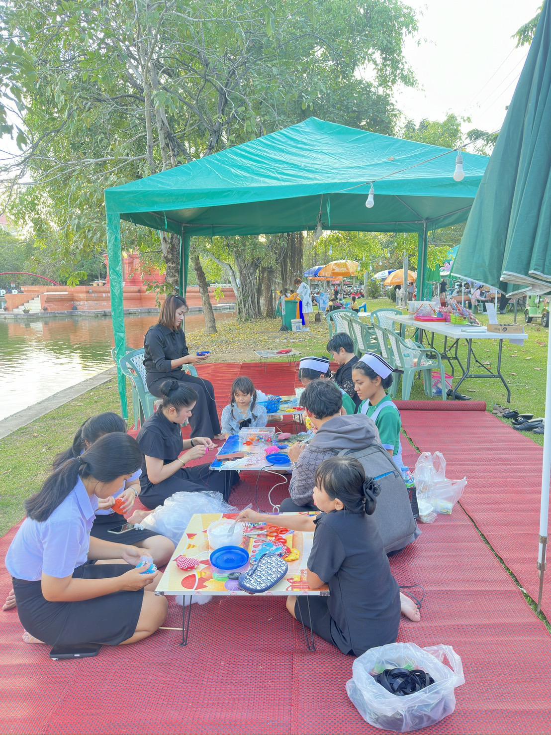 17. สำนักวิทยบริการและเทคโนโลยีสารสนเทศ จัดซุ้มกิจกรรมประดิษฐ์ DIY ตุ๊กตาการบูร และกิจกรรมทำริบบิ้นไว้อาลัย เพื่อน้อมรำลึกในพระมหากรุณาธิคุณ สมเด็จพระนางเจ้าสิริกิติ์พระบรมราชินีนาถ พระบรมราชชนนีพันปีหลวงงานตลาดสีเขียว ถนนคนเดิน KPRU Green Ping ครั้งที่ 4