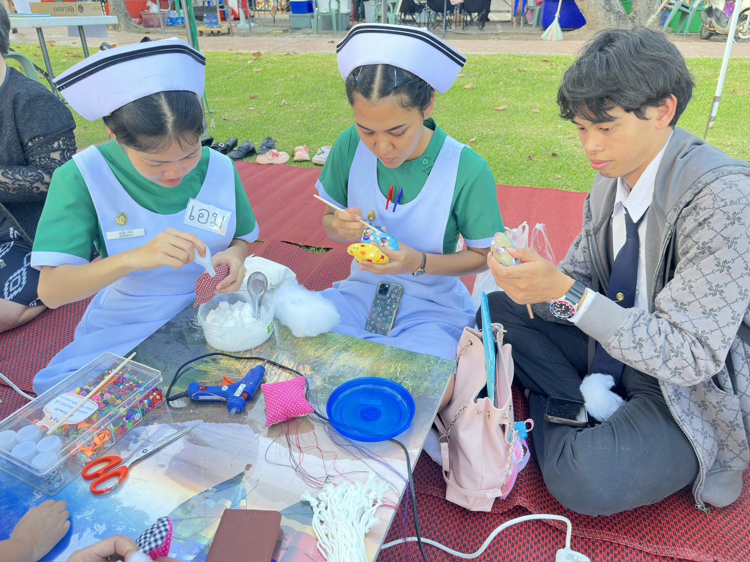 19. สำนักวิทยบริการและเทคโนโลยีสารสนเทศ จัดซุ้มกิจกรรมประดิษฐ์ DIY ตุ๊กตาการบูร และกิจกรรมทำริบบิ้นไว้อาลัย เพื่อน้อมรำลึกในพระมหากรุณาธิคุณ สมเด็จพระนางเจ้าสิริกิติ์พระบรมราชินีนาถ พระบรมราชชนนีพันปีหลวงงานตลาดสีเขียว ถนนคนเดิน KPRU Green Ping ครั้งที่ 4