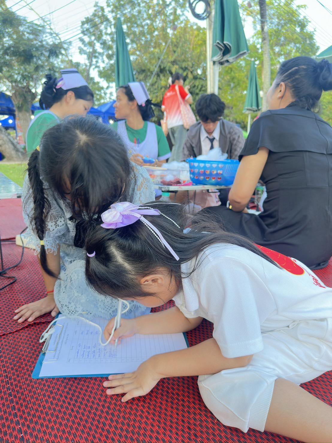 20. สำนักวิทยบริการและเทคโนโลยีสารสนเทศ จัดซุ้มกิจกรรมประดิษฐ์ DIY ตุ๊กตาการบูร และกิจกรรมทำริบบิ้นไว้อาลัย เพื่อน้อมรำลึกในพระมหากรุณาธิคุณ สมเด็จพระนางเจ้าสิริกิติ์พระบรมราชินีนาถ พระบรมราชชนนีพันปีหลวงงานตลาดสีเขียว ถนนคนเดิน KPRU Green Ping ครั้งที่ 4