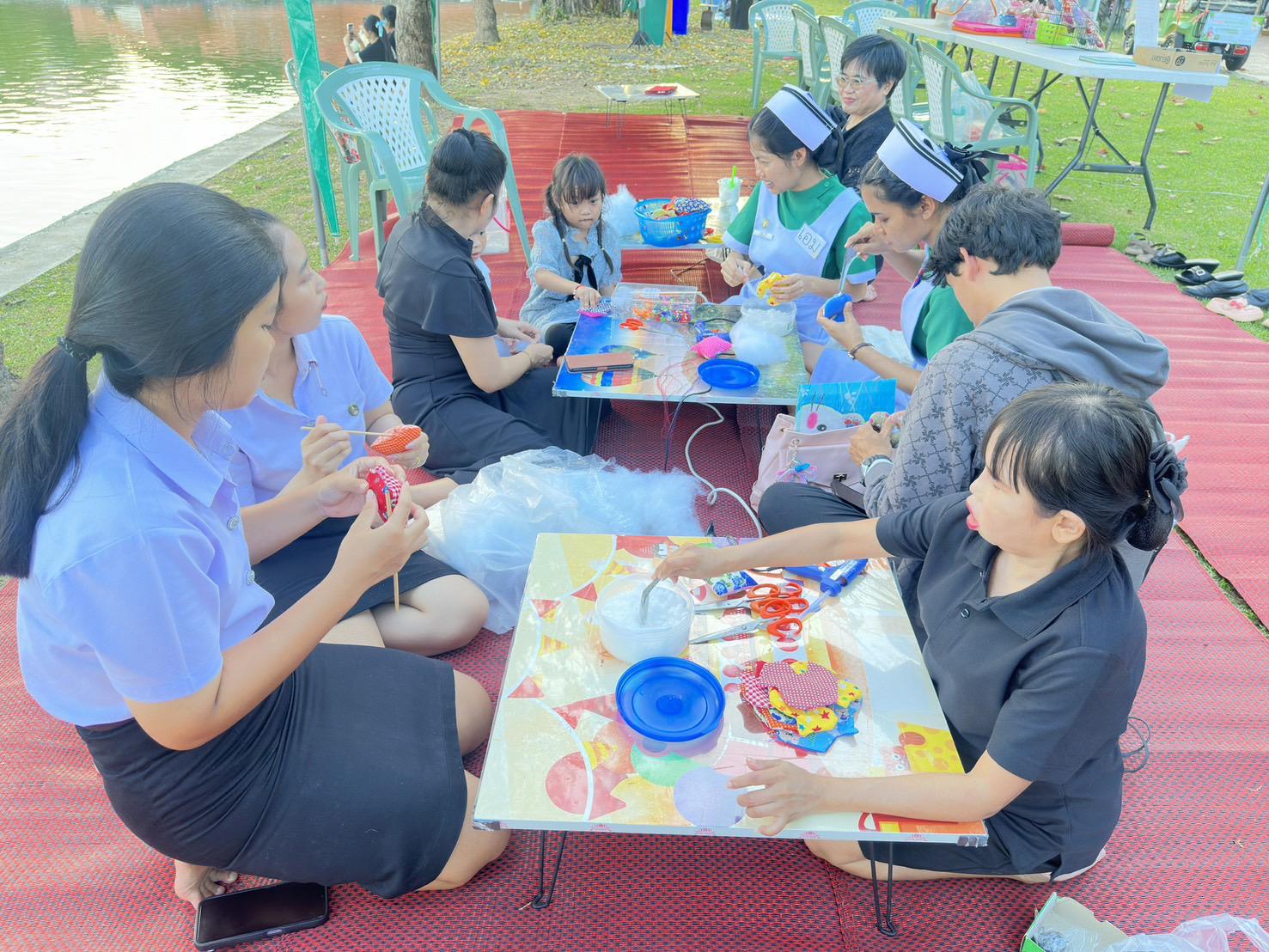 21. สำนักวิทยบริการและเทคโนโลยีสารสนเทศ จัดซุ้มกิจกรรมประดิษฐ์ DIY ตุ๊กตาการบูร และกิจกรรมทำริบบิ้นไว้อาลัย เพื่อน้อมรำลึกในพระมหากรุณาธิคุณ สมเด็จพระนางเจ้าสิริกิติ์พระบรมราชินีนาถ พระบรมราชชนนีพันปีหลวงงานตลาดสีเขียว ถนนคนเดิน KPRU Green Ping ครั้งที่ 4