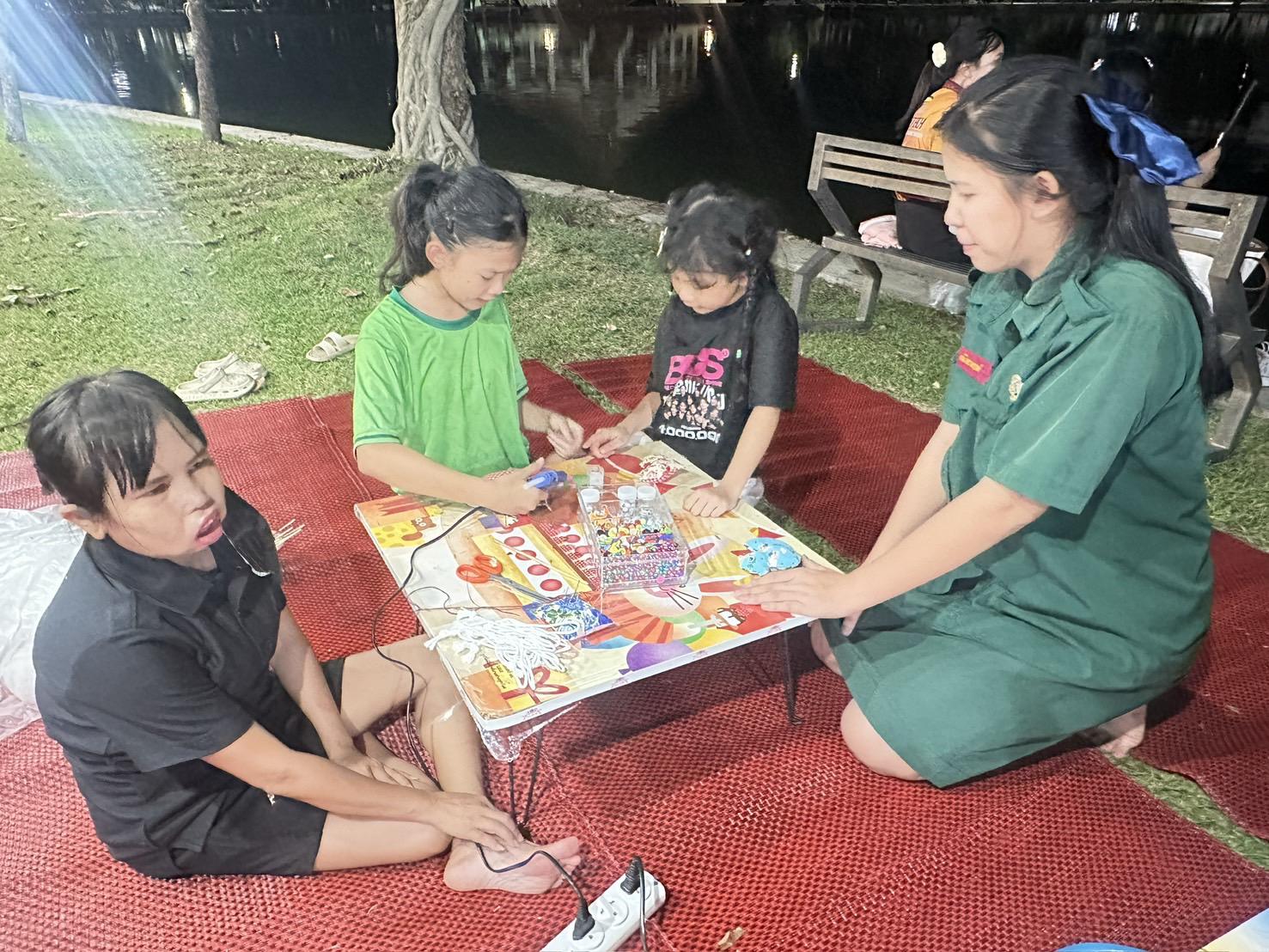 24. สำนักวิทยบริการและเทคโนโลยีสารสนเทศ จัดซุ้มกิจกรรมประดิษฐ์ DIY ตุ๊กตาการบูร และกิจกรรมทำริบบิ้นไว้อาลัย เพื่อน้อมรำลึกในพระมหากรุณาธิคุณ สมเด็จพระนางเจ้าสิริกิติ์พระบรมราชินีนาถ พระบรมราชชนนีพันปีหลวงงานตลาดสีเขียว ถนนคนเดิน KPRU Green Ping ครั้งที่ 4