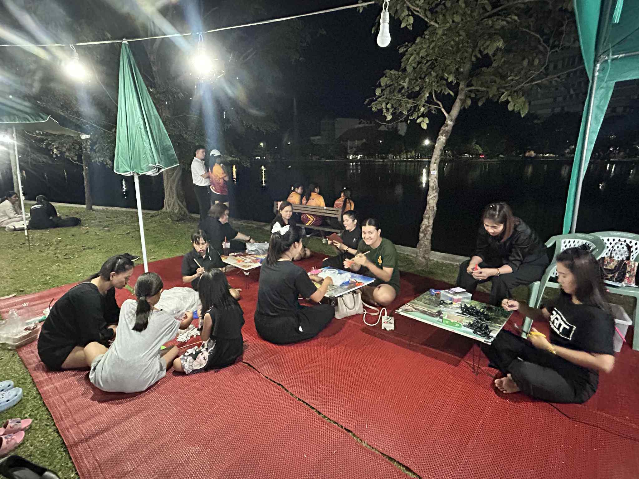 25. สำนักวิทยบริการและเทคโนโลยีสารสนเทศ จัดซุ้มกิจกรรมประดิษฐ์ DIY ตุ๊กตาการบูร และกิจกรรมทำริบบิ้นไว้อาลัย เพื่อน้อมรำลึกในพระมหากรุณาธิคุณ สมเด็จพระนางเจ้าสิริกิติ์พระบรมราชินีนาถ พระบรมราชชนนีพันปีหลวงงานตลาดสีเขียว ถนนคนเดิน KPRU Green Ping ครั้งที่ 4