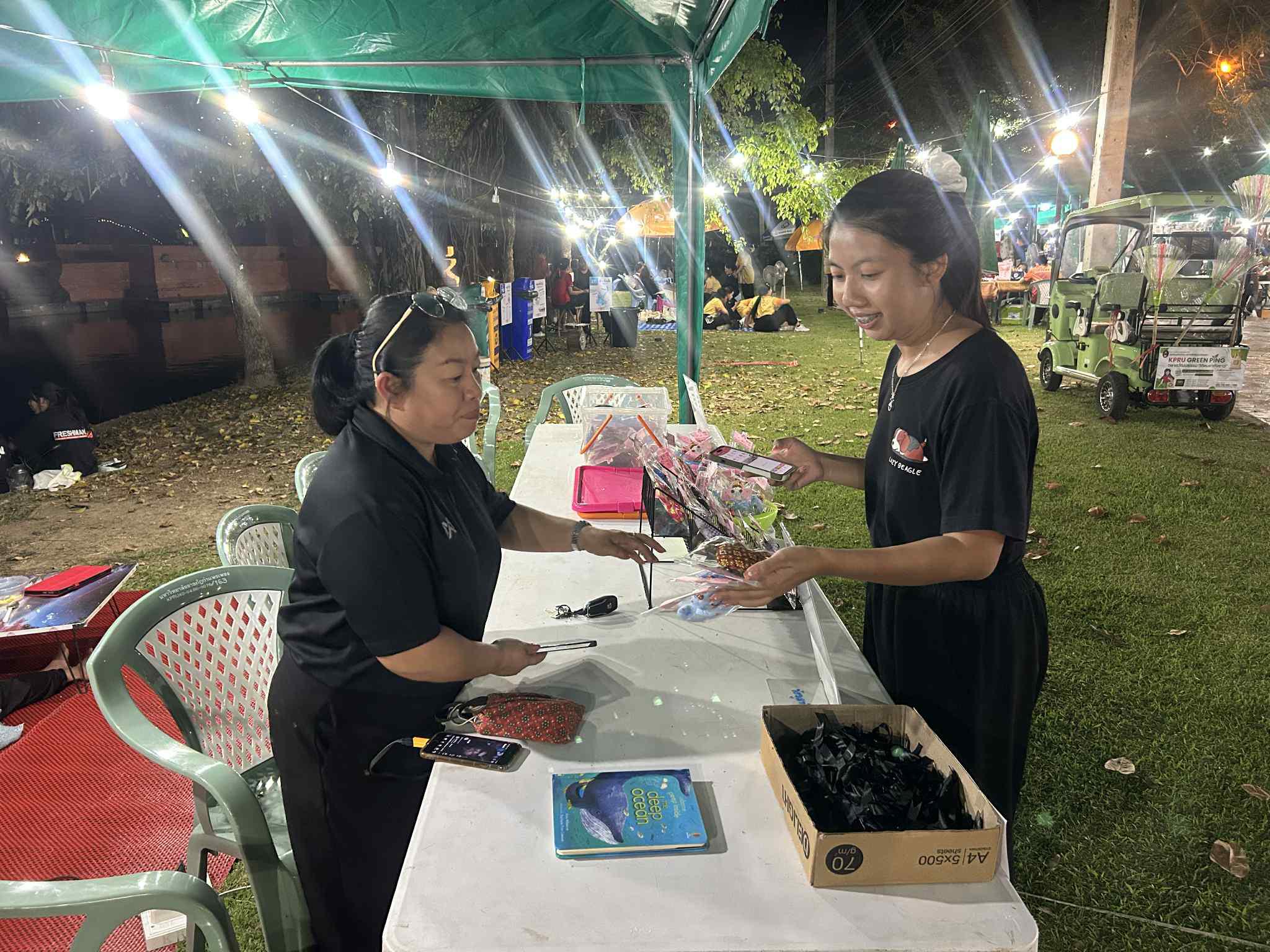 27. สำนักวิทยบริการและเทคโนโลยีสารสนเทศ จัดซุ้มกิจกรรมประดิษฐ์ DIY ตุ๊กตาการบูร และกิจกรรมทำริบบิ้นไว้อาลัย เพื่อน้อมรำลึกในพระมหากรุณาธิคุณ สมเด็จพระนางเจ้าสิริกิติ์พระบรมราชินีนาถ พระบรมราชชนนีพันปีหลวงงานตลาดสีเขียว ถนนคนเดิน KPRU Green Ping ครั้งที่ 4