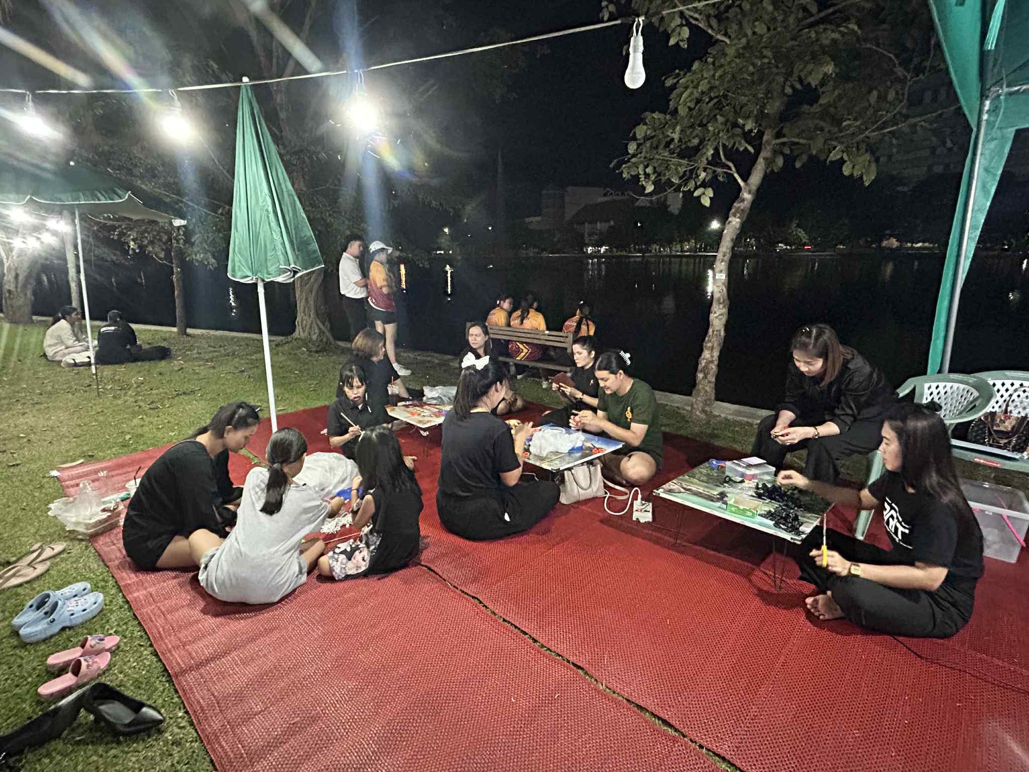 28. สำนักวิทยบริการและเทคโนโลยีสารสนเทศ จัดซุ้มกิจกรรมประดิษฐ์ DIY ตุ๊กตาการบูร และกิจกรรมทำริบบิ้นไว้อาลัย เพื่อน้อมรำลึกในพระมหากรุณาธิคุณ สมเด็จพระนางเจ้าสิริกิติ์พระบรมราชินีนาถ พระบรมราชชนนีพันปีหลวงงานตลาดสีเขียว ถนนคนเดิน KPRU Green Ping ครั้งที่ 4