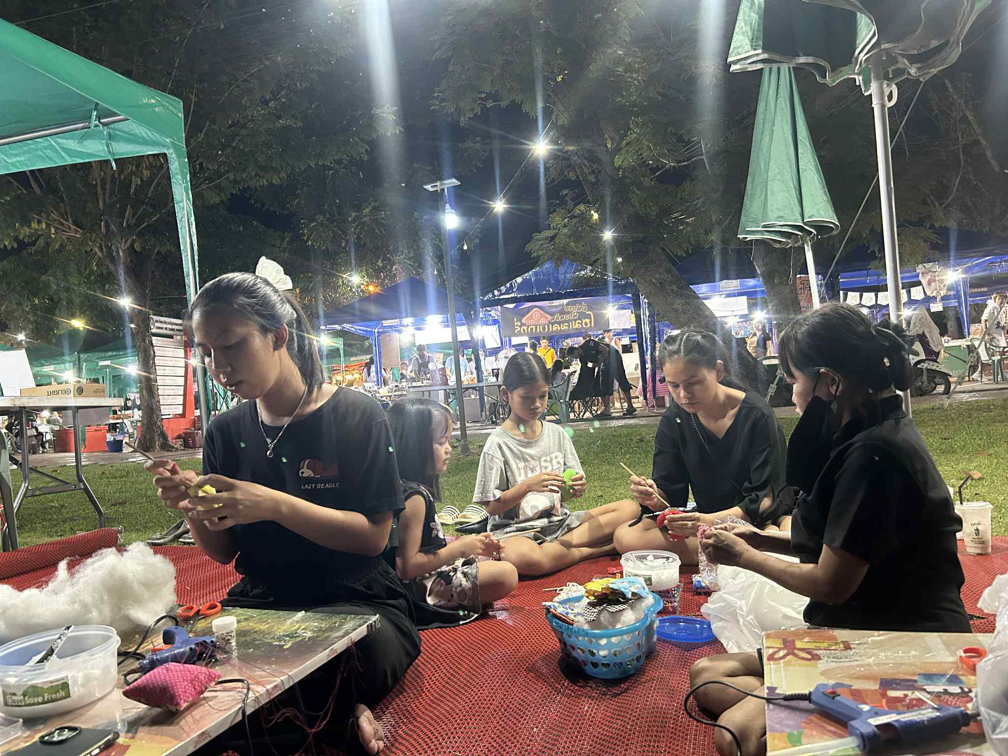 29. สำนักวิทยบริการและเทคโนโลยีสารสนเทศ จัดซุ้มกิจกรรมประดิษฐ์ DIY ตุ๊กตาการบูร และกิจกรรมทำริบบิ้นไว้อาลัย เพื่อน้อมรำลึกในพระมหากรุณาธิคุณ สมเด็จพระนางเจ้าสิริกิติ์พระบรมราชินีนาถ พระบรมราชชนนีพันปีหลวงงานตลาดสีเขียว ถนนคนเดิน KPRU Green Ping ครั้งที่ 4