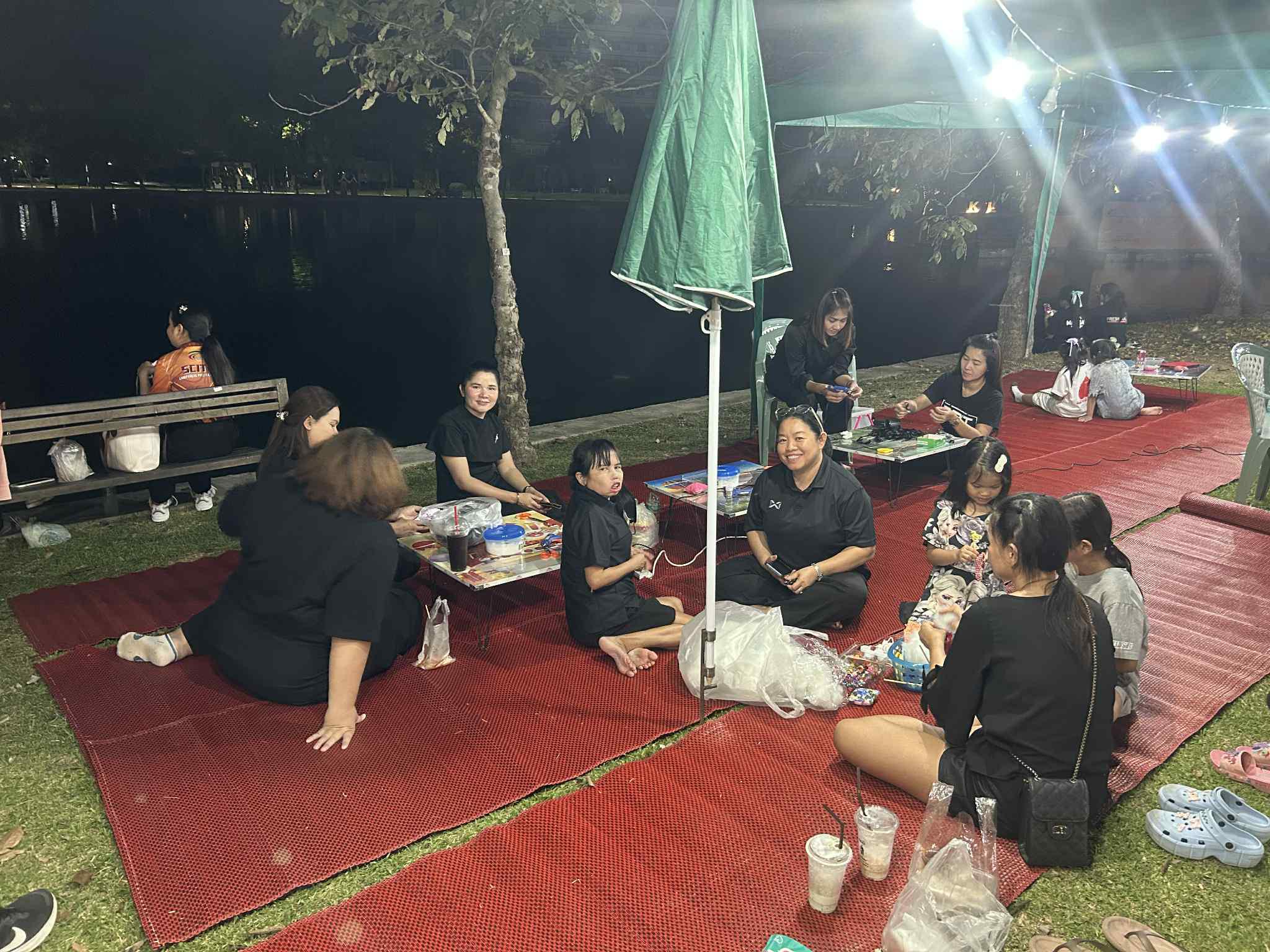 30. สำนักวิทยบริการและเทคโนโลยีสารสนเทศ จัดซุ้มกิจกรรมประดิษฐ์ DIY ตุ๊กตาการบูร และกิจกรรมทำริบบิ้นไว้อาลัย เพื่อน้อมรำลึกในพระมหากรุณาธิคุณ สมเด็จพระนางเจ้าสิริกิติ์พระบรมราชินีนาถ พระบรมราชชนนีพันปีหลวงงานตลาดสีเขียว ถนนคนเดิน KPRU Green Ping ครั้งที่ 4