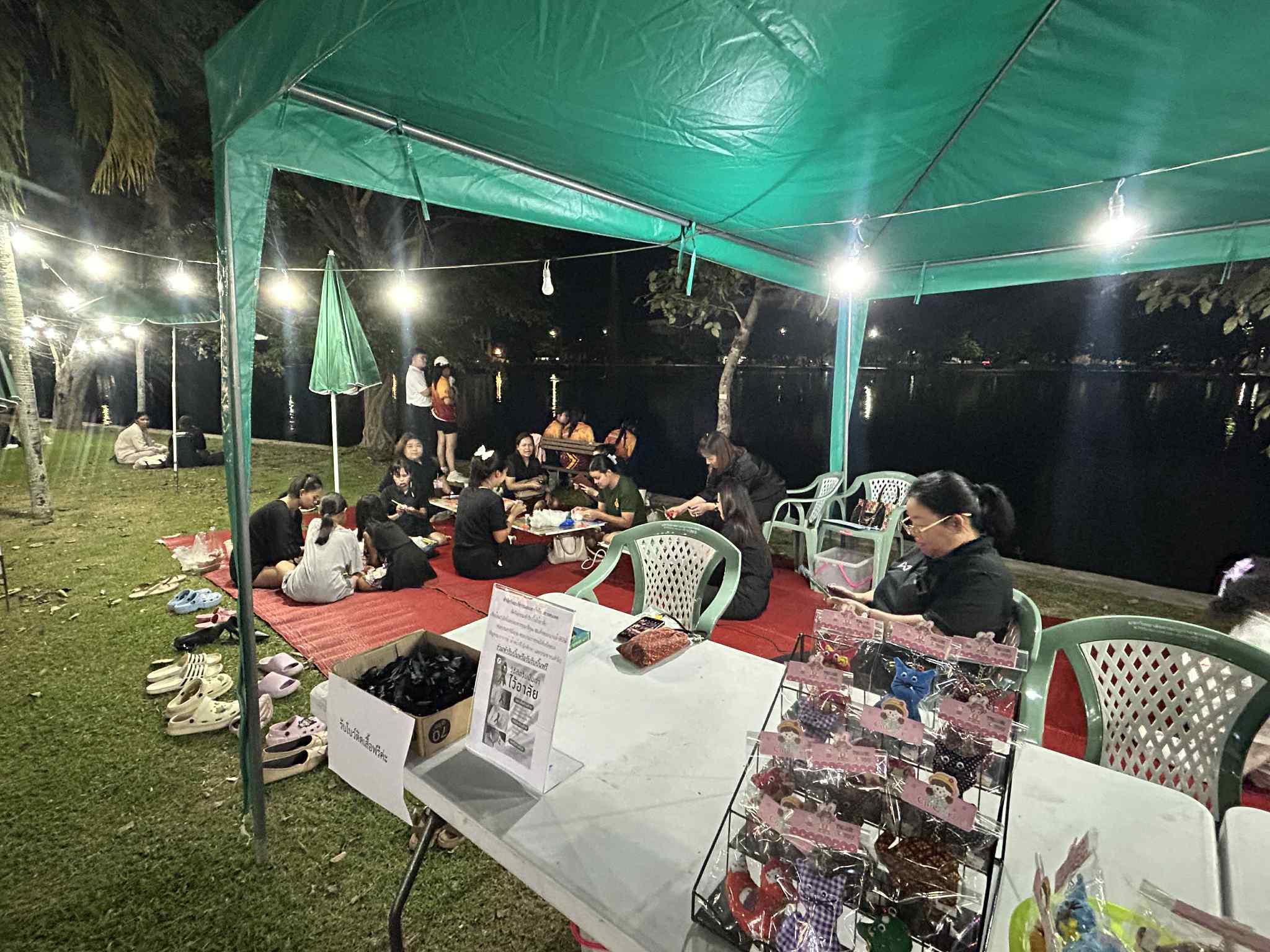 32. สำนักวิทยบริการและเทคโนโลยีสารสนเทศ จัดซุ้มกิจกรรมประดิษฐ์ DIY ตุ๊กตาการบูร และกิจกรรมทำริบบิ้นไว้อาลัย เพื่อน้อมรำลึกในพระมหากรุณาธิคุณ สมเด็จพระนางเจ้าสิริกิติ์พระบรมราชินีนาถ พระบรมราชชนนีพันปีหลวงงานตลาดสีเขียว ถนนคนเดิน KPRU Green Ping ครั้งที่ 4