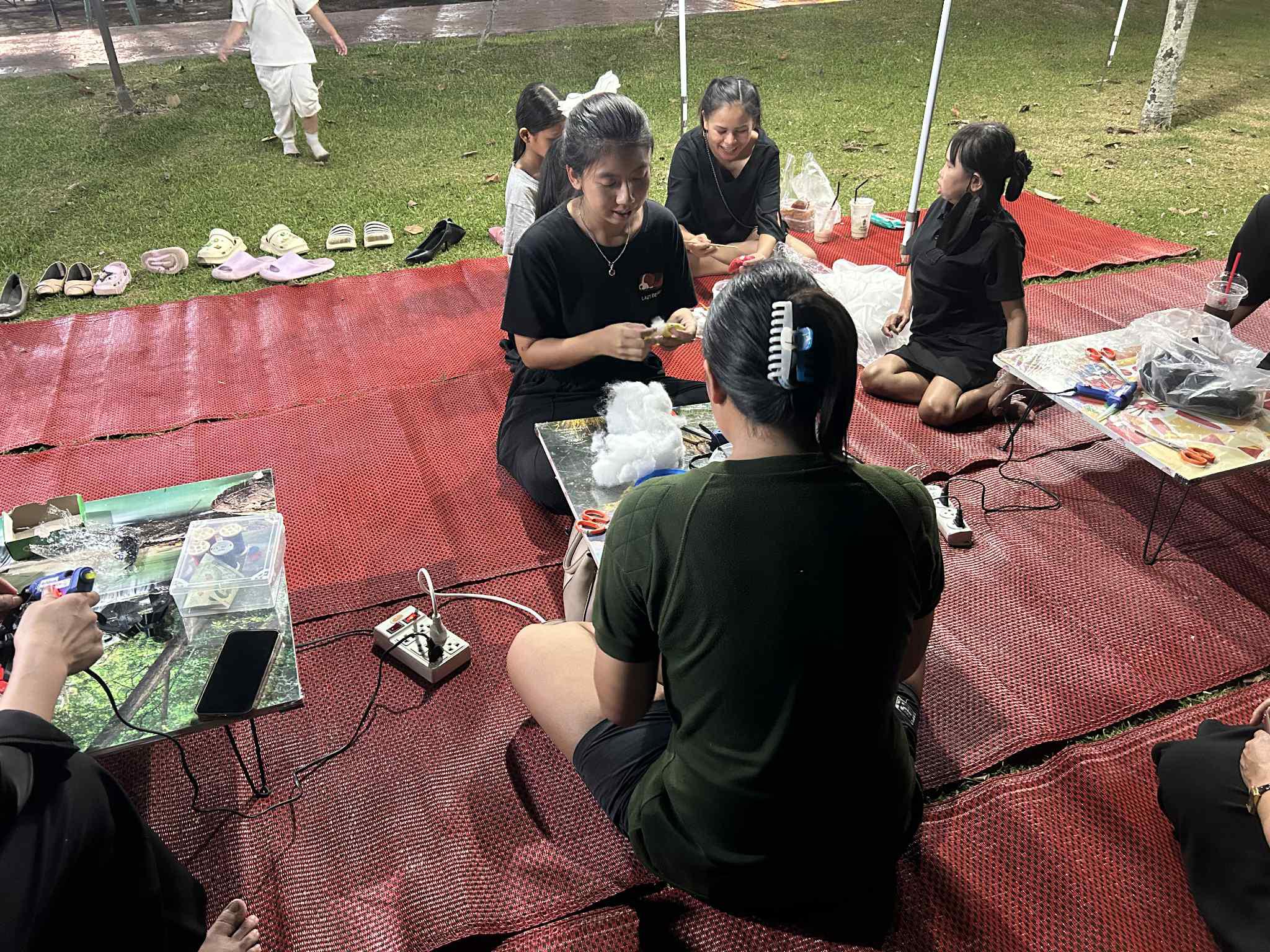 33. สำนักวิทยบริการและเทคโนโลยีสารสนเทศ จัดซุ้มกิจกรรมประดิษฐ์ DIY ตุ๊กตาการบูร และกิจกรรมทำริบบิ้นไว้อาลัย เพื่อน้อมรำลึกในพระมหากรุณาธิคุณ สมเด็จพระนางเจ้าสิริกิติ์พระบรมราชินีนาถ พระบรมราชชนนีพันปีหลวงงานตลาดสีเขียว ถนนคนเดิน KPRU Green Ping ครั้งที่ 4