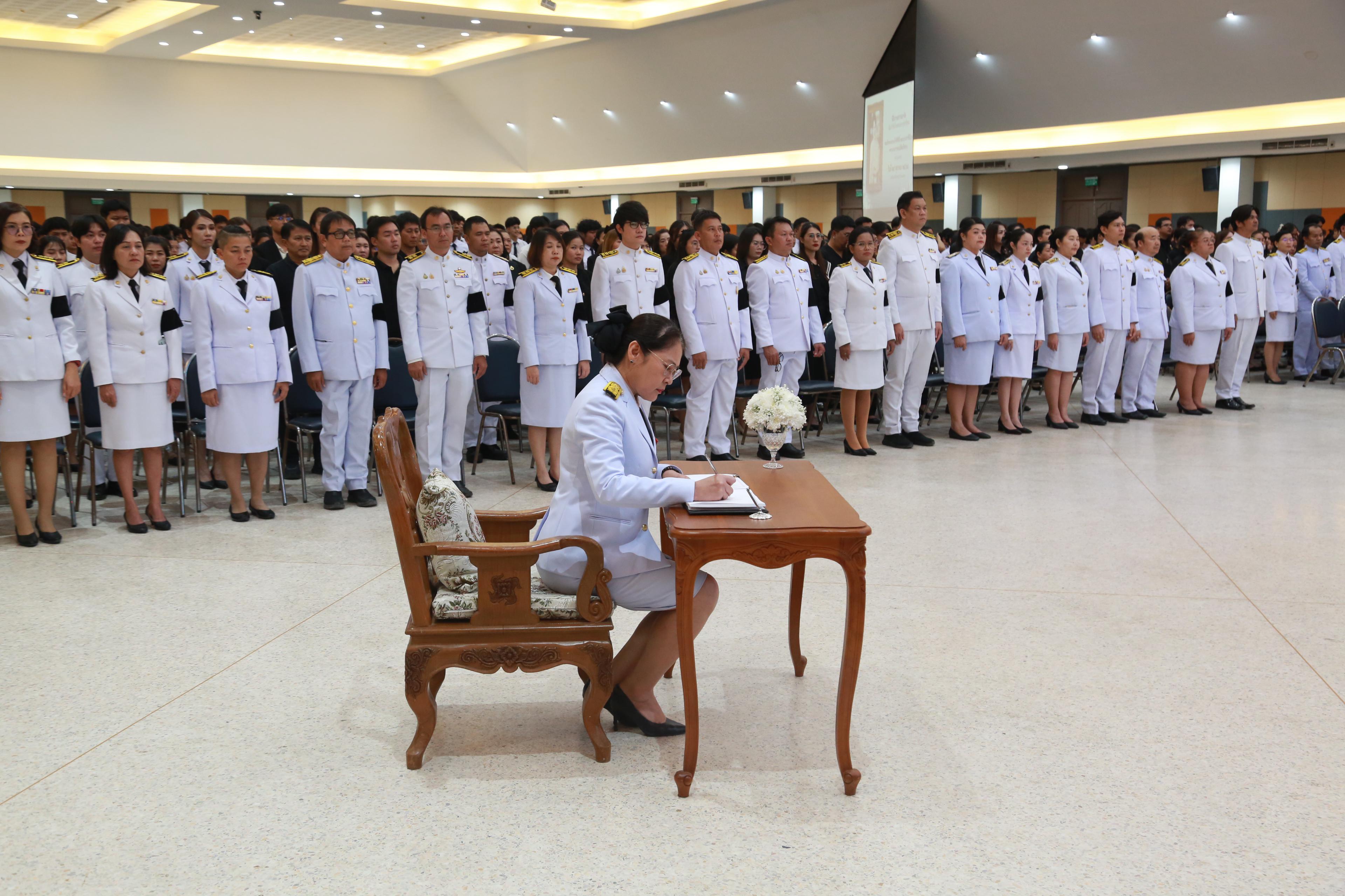 11. พิธีถวายความอาลัยน้อมรำลึกในพระมหากรุณาธิคุณ สมเด็จพระนางเจ้าสิริกิติ์ พระบรมราชินีนาถ พระบรมราชชนนีพันปีหลวง