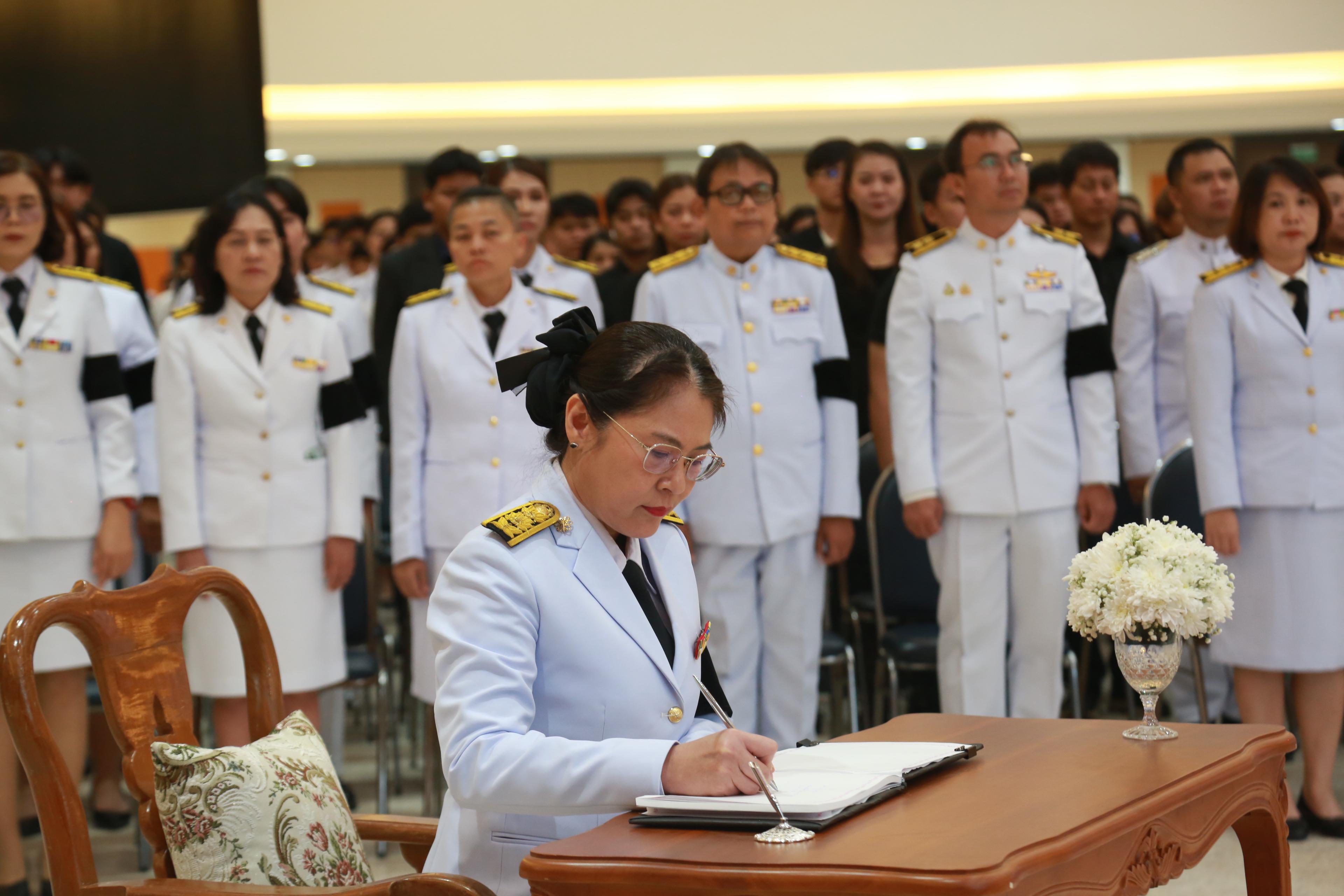 12. พิธีถวายความอาลัยน้อมรำลึกในพระมหากรุณาธิคุณ สมเด็จพระนางเจ้าสิริกิติ์ พระบรมราชินีนาถ พระบรมราชชนนีพันปีหลวง