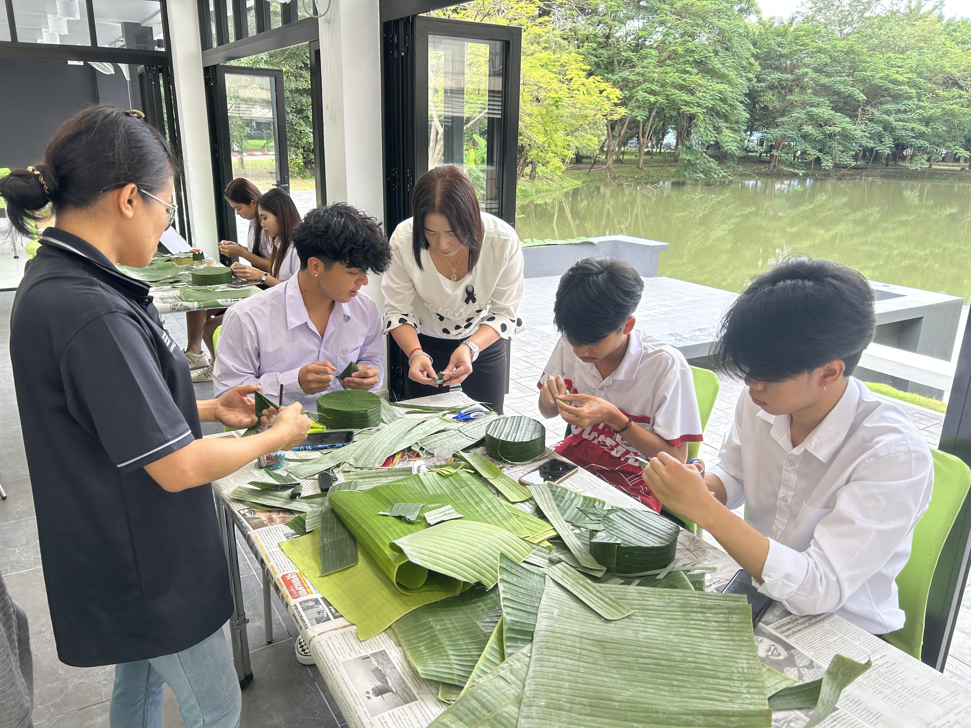 16. กิจกรรมประดิษฐ์กระทงจากวัสดุธรรมชาติ ระหว่างวันที่ 4-5 พฤศจิกายน 2568