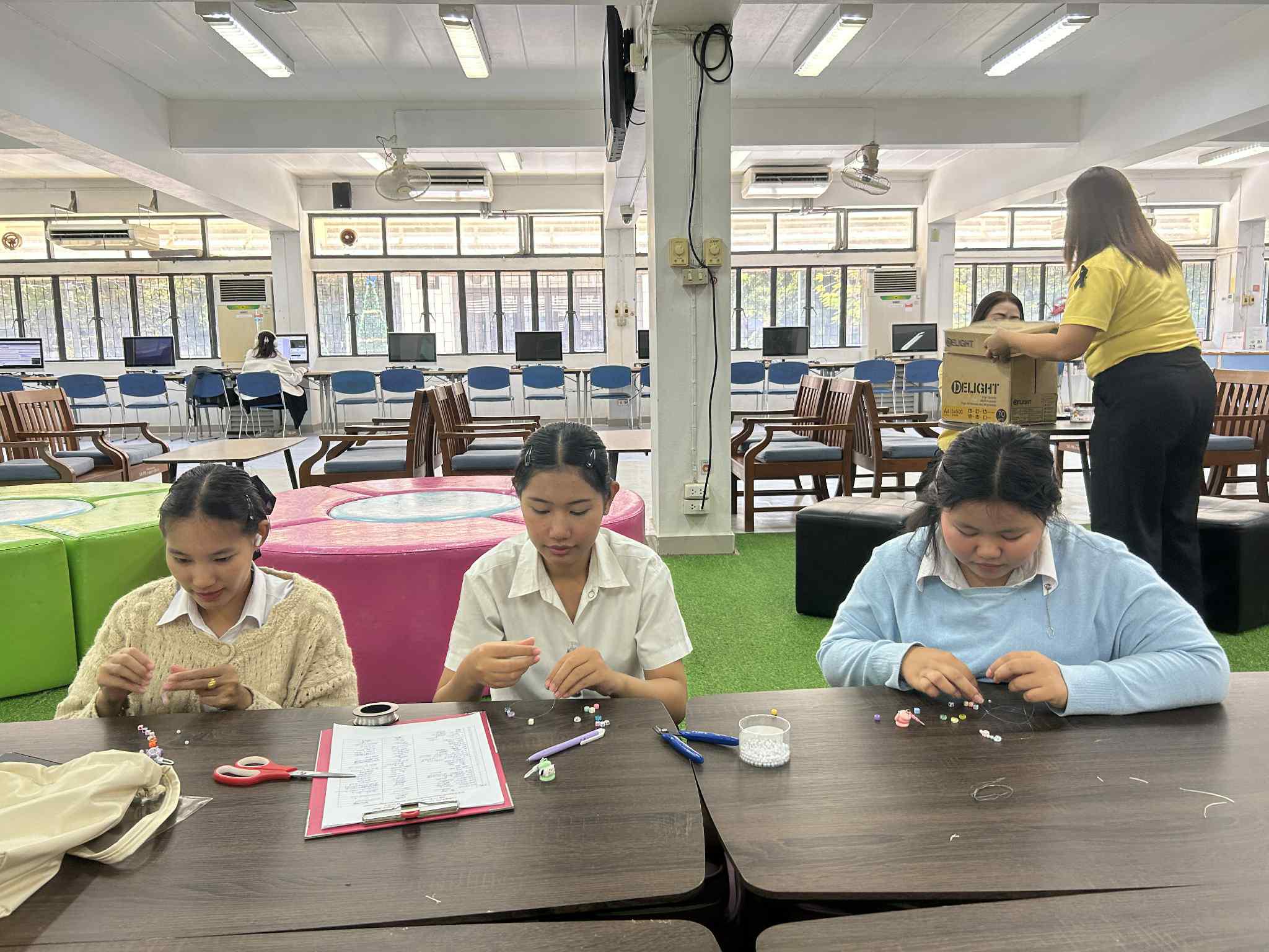 9. กิจกรรมประดิษฐ์ของขวัญ (พวงกุญแจ) เพื่อพ่อ