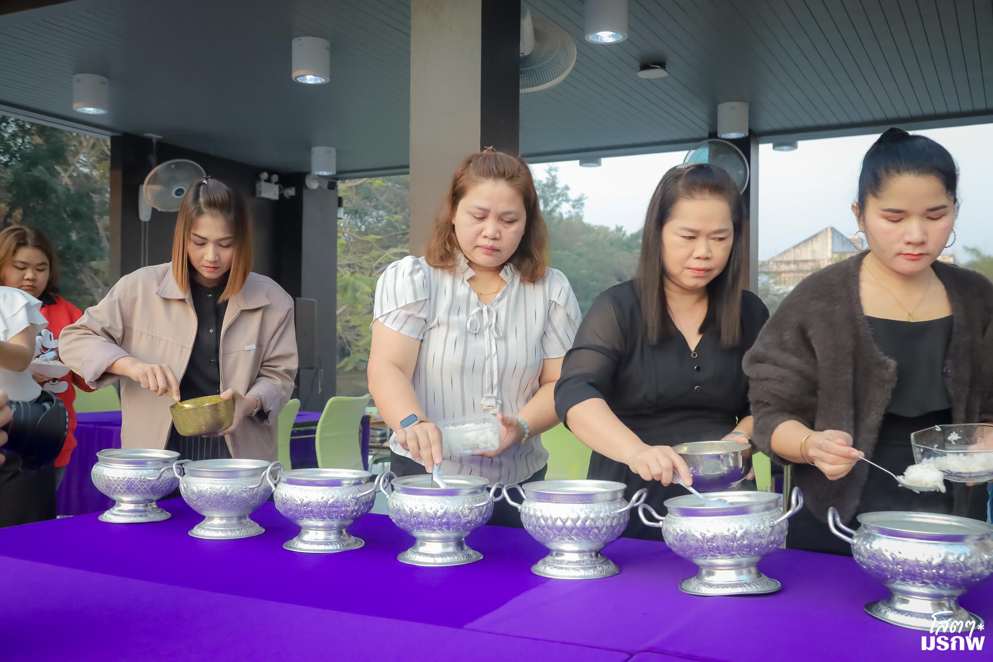 35. ทำบุญตักบาตรข้าวสารอาหารแห้ง เนื่องในวันขึ้นปีใหม่ ประจำปี 2569