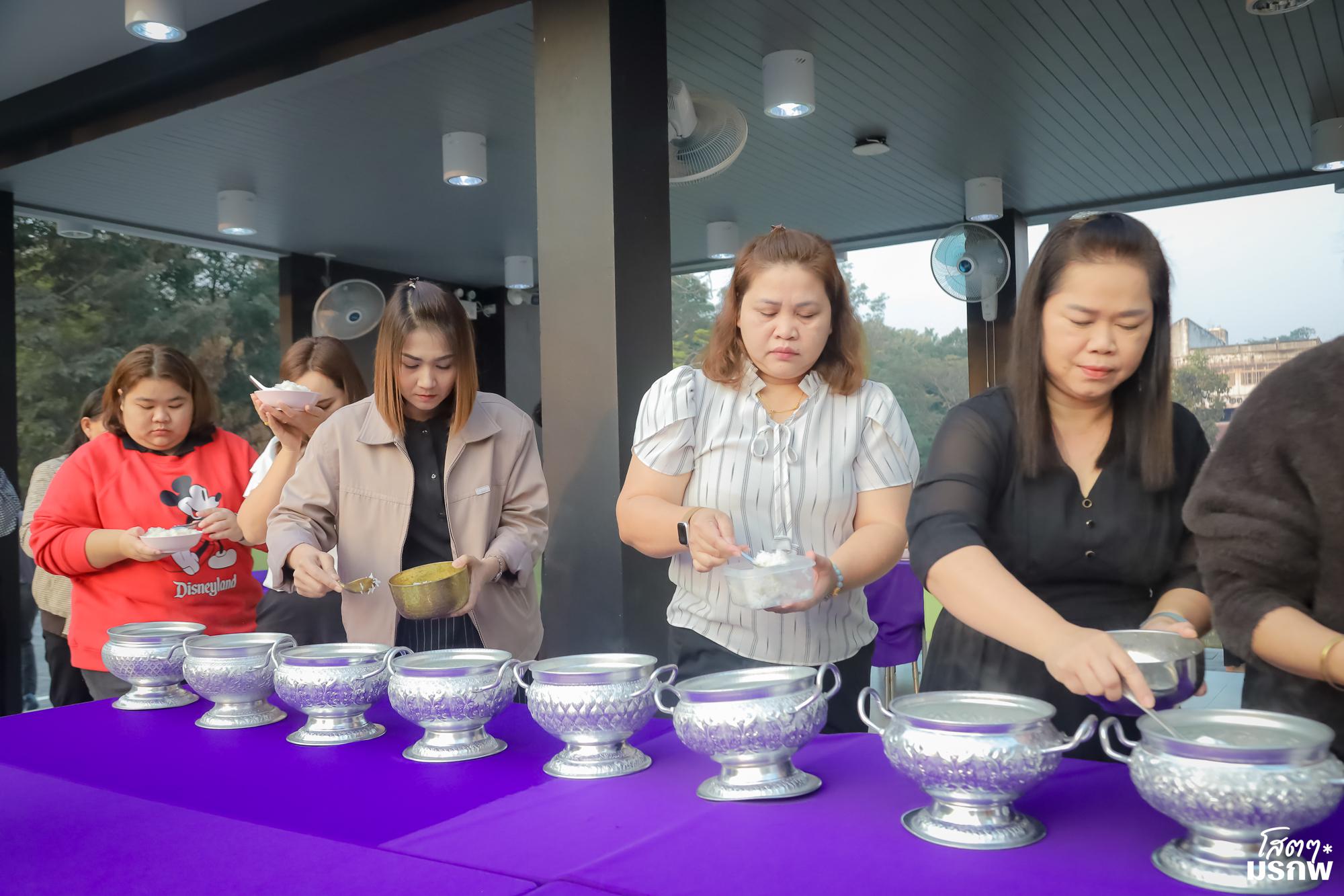 36. ทำบุญตักบาตรข้าวสารอาหารแห้ง เนื่องในวันขึ้นปีใหม่ ประจำปี 2569