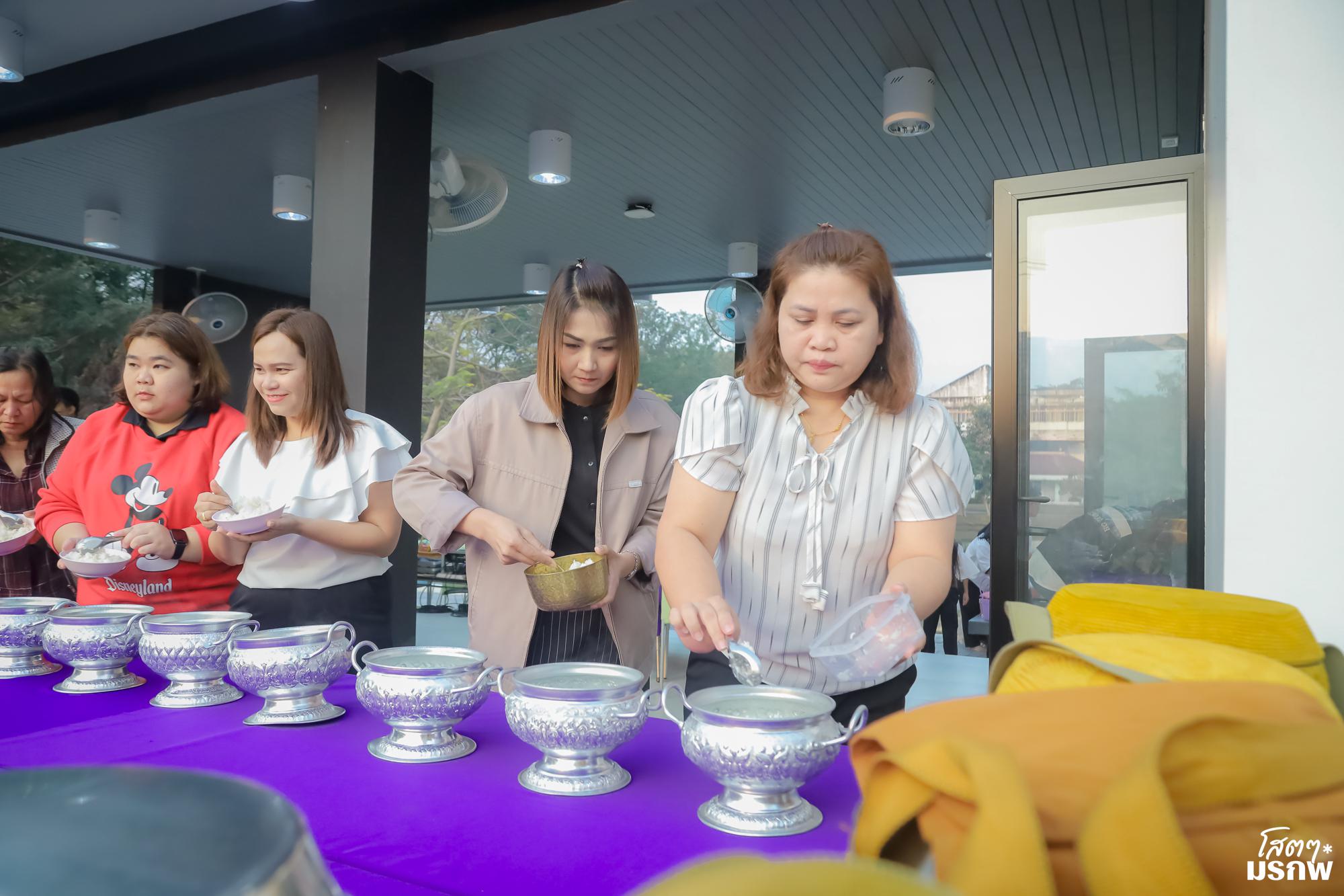 38. ทำบุญตักบาตรข้าวสารอาหารแห้ง เนื่องในวันขึ้นปีใหม่ ประจำปี 2569