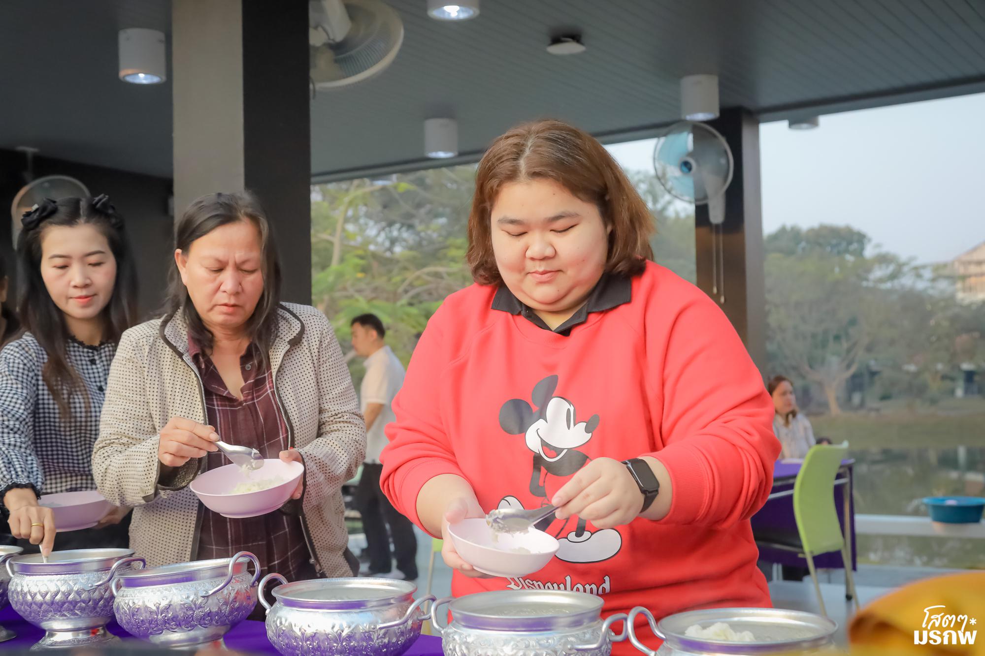 42. ทำบุญตักบาตรข้าวสารอาหารแห้ง เนื่องในวันขึ้นปีใหม่ ประจำปี 2569