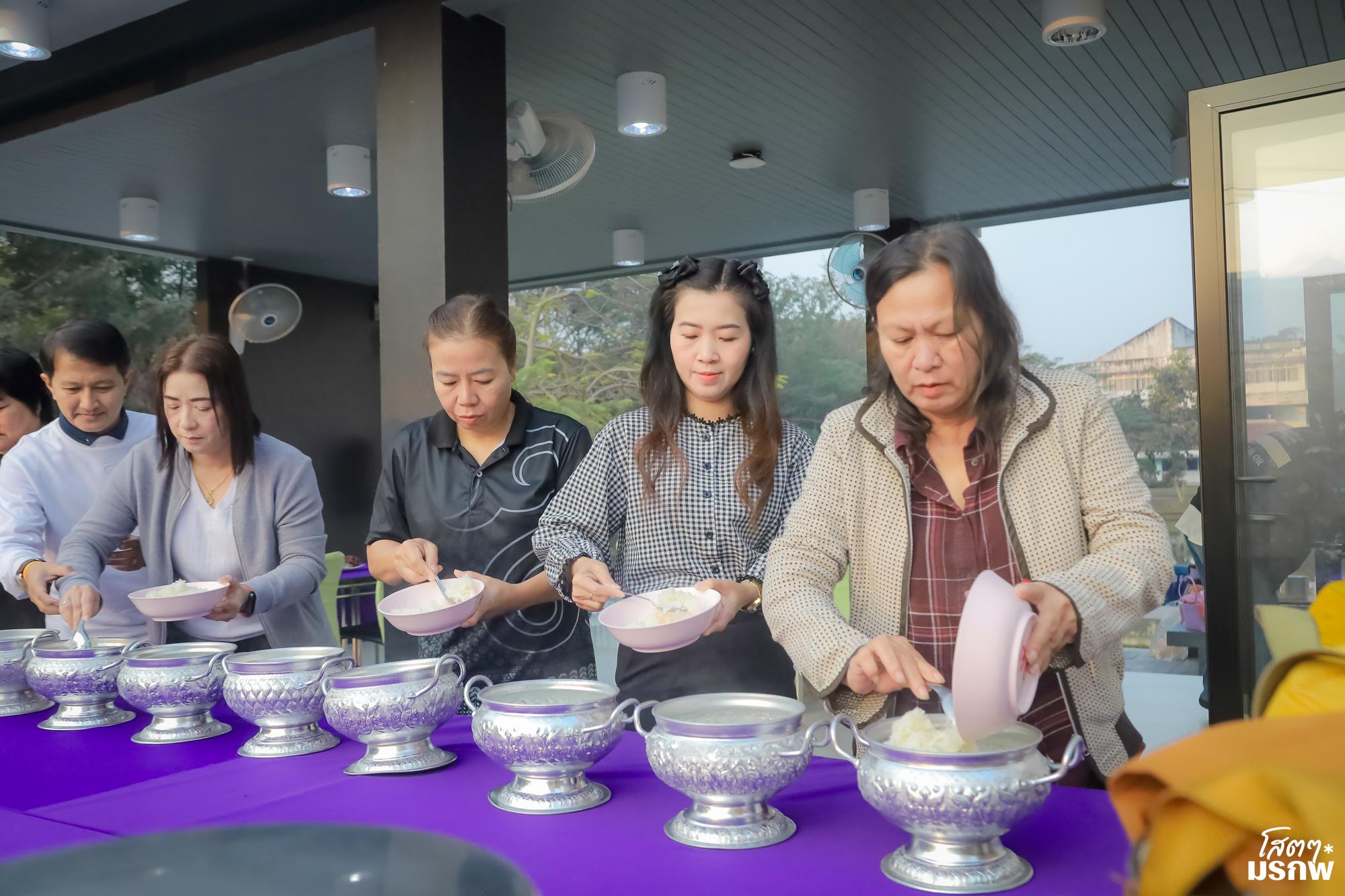 44. ทำบุญตักบาตรข้าวสารอาหารแห้ง เนื่องในวันขึ้นปีใหม่ ประจำปี 2569