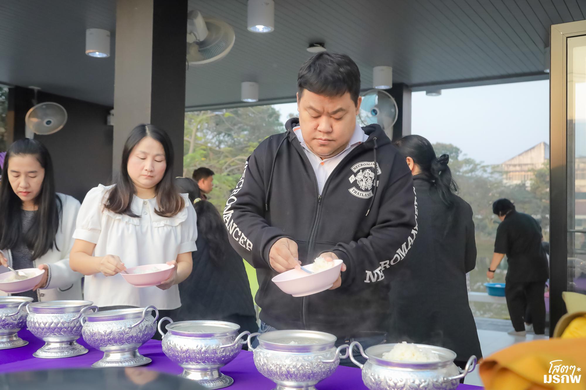 52. ทำบุญตักบาตรข้าวสารอาหารแห้ง เนื่องในวันขึ้นปีใหม่ ประจำปี 2569