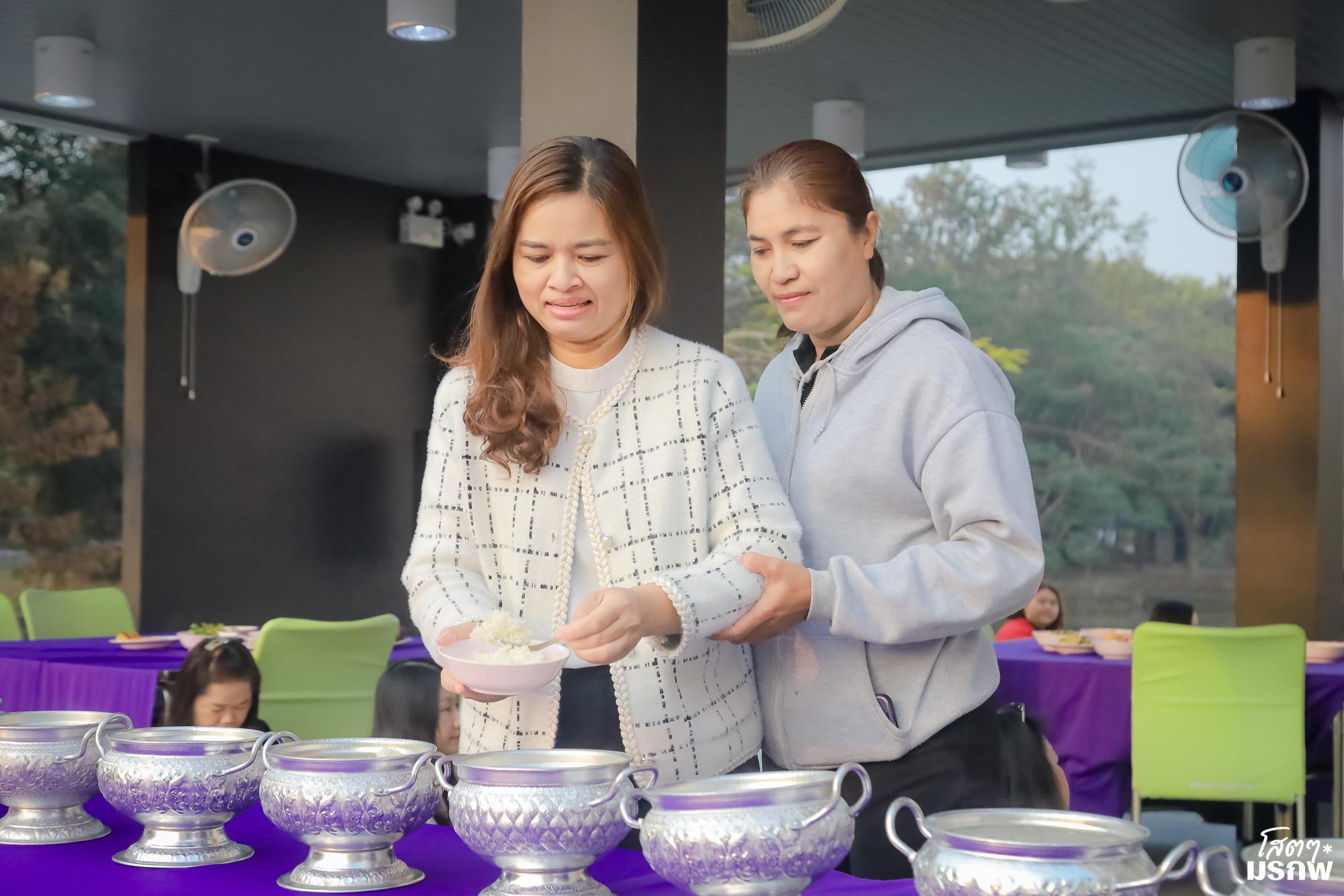 61. ทำบุญตักบาตรข้าวสารอาหารแห้ง เนื่องในวันขึ้นปีใหม่ ประจำปี 2569