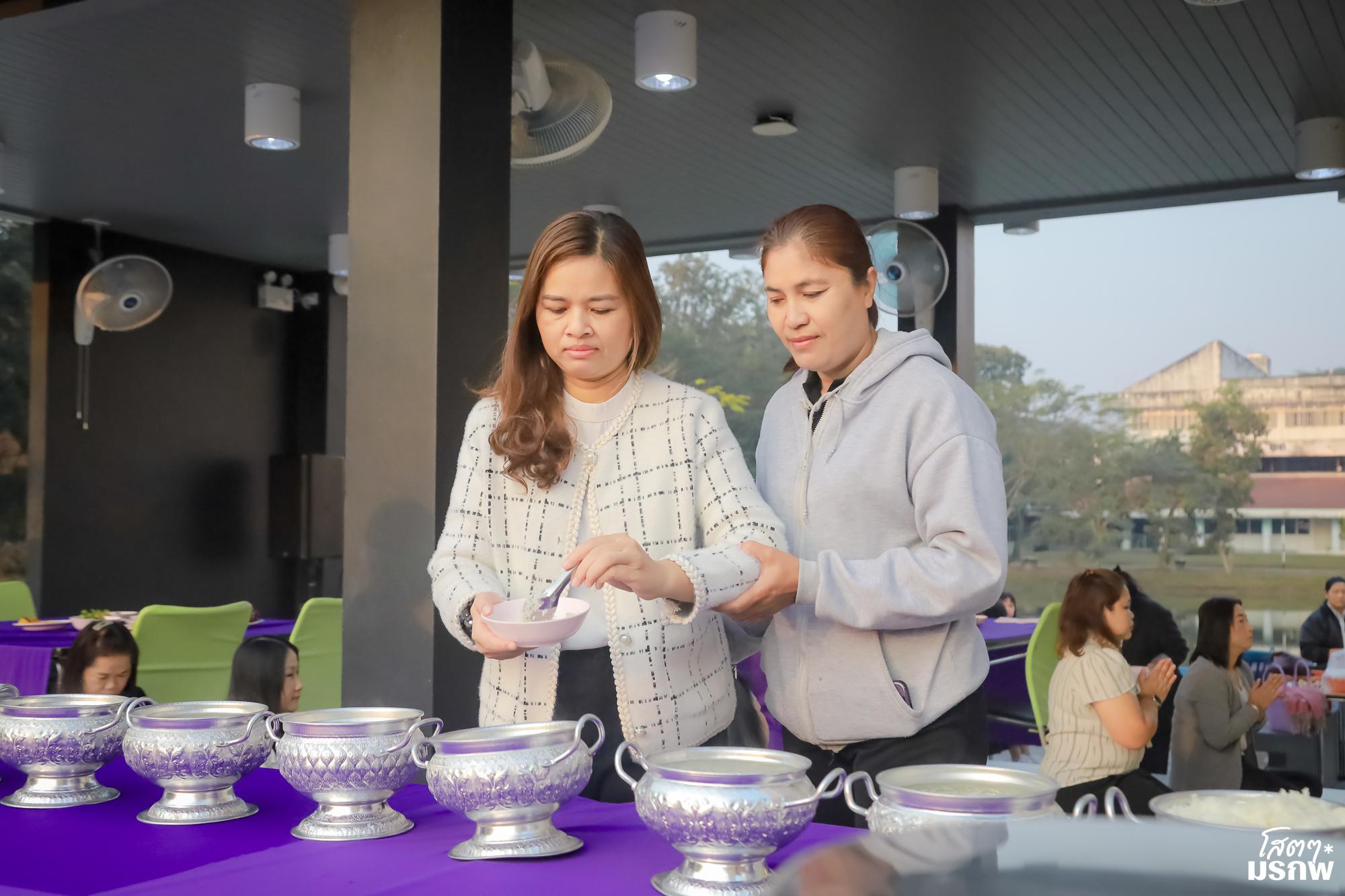 62. ทำบุญตักบาตรข้าวสารอาหารแห้ง เนื่องในวันขึ้นปีใหม่ ประจำปี 2569