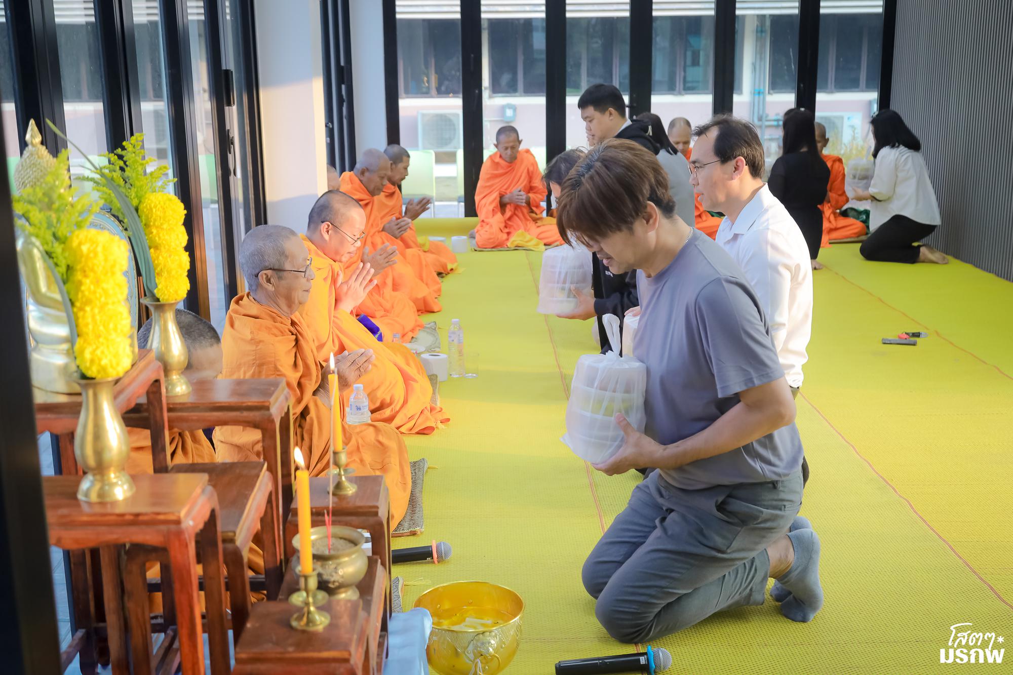 68. ทำบุญตักบาตรข้าวสารอาหารแห้ง เนื่องในวันขึ้นปีใหม่ ประจำปี 2569